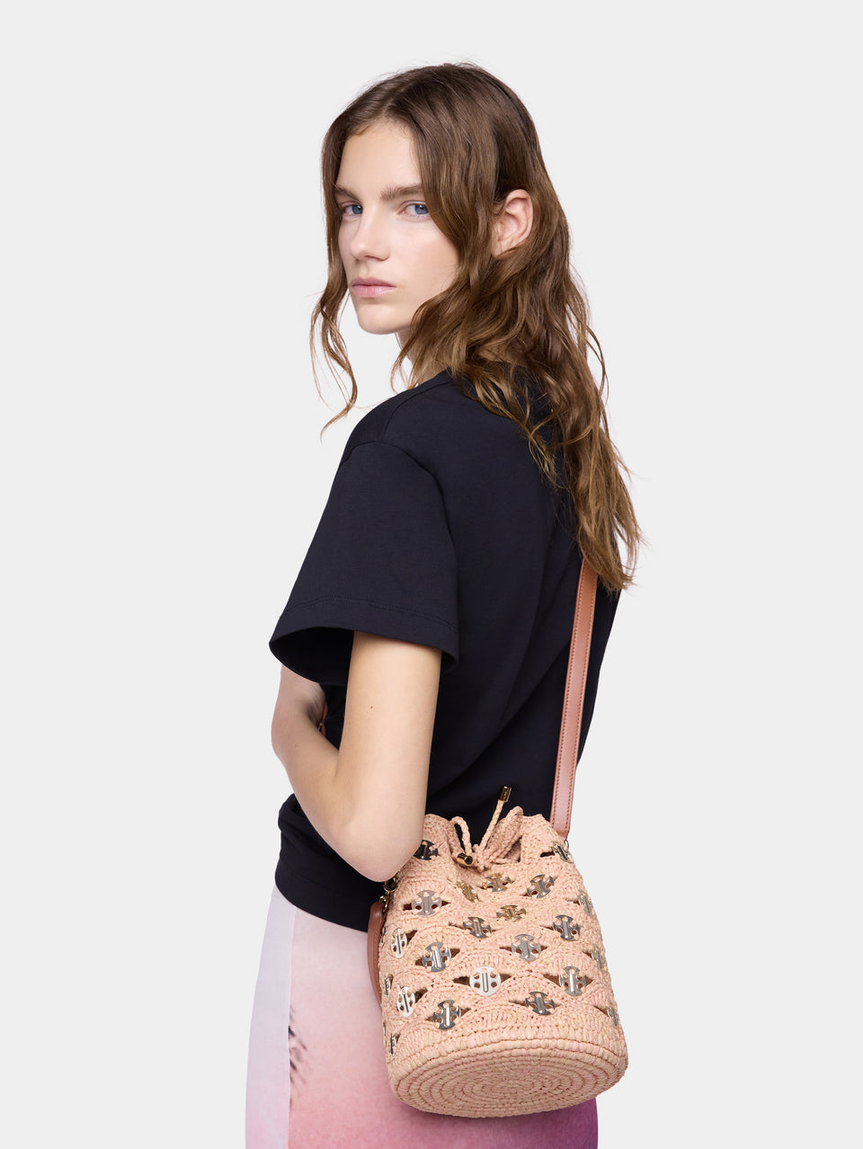 Medium bucket bag in natural raphia and peach with gold signature969 discs packshot side view 2 - Image 2