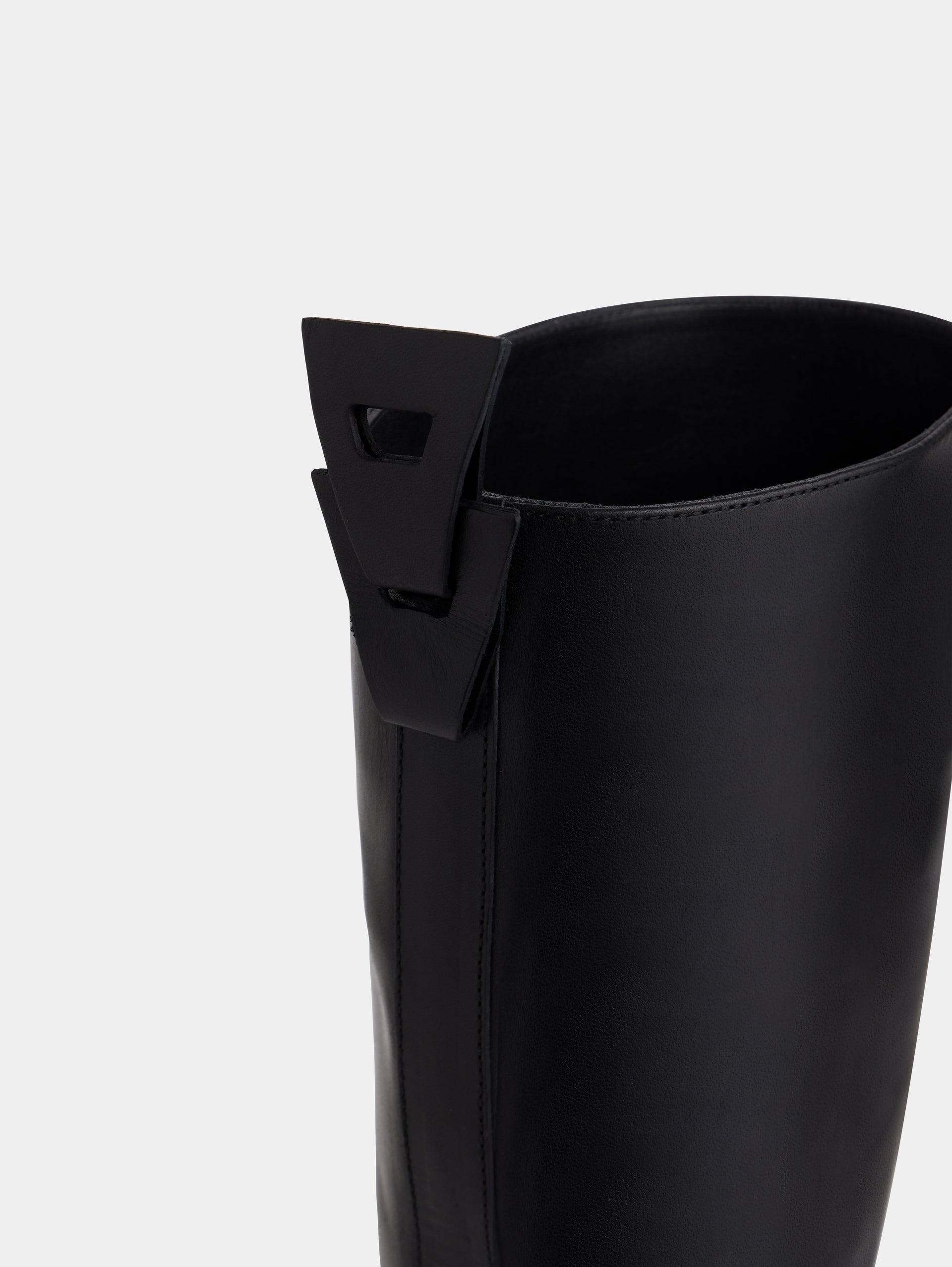 Black boots in smooth leather position 6