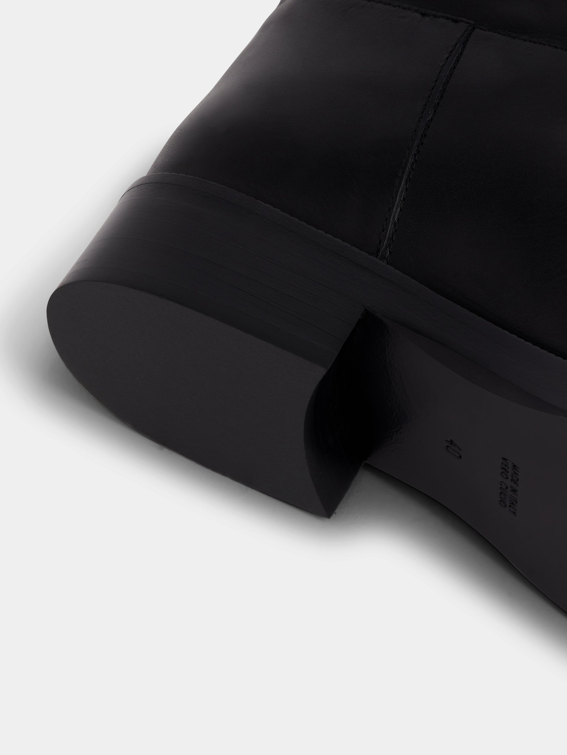 Black boots in smooth leather position 7