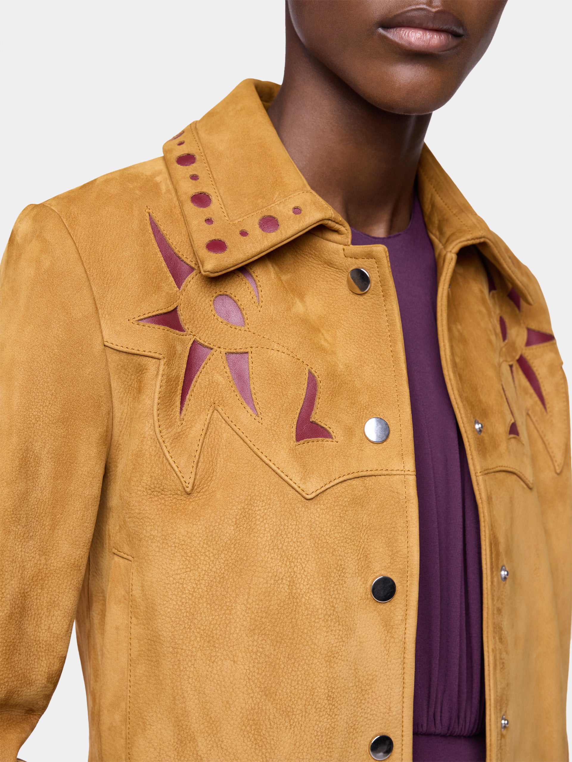 Veste en cuir camel ajustée avec ornements
