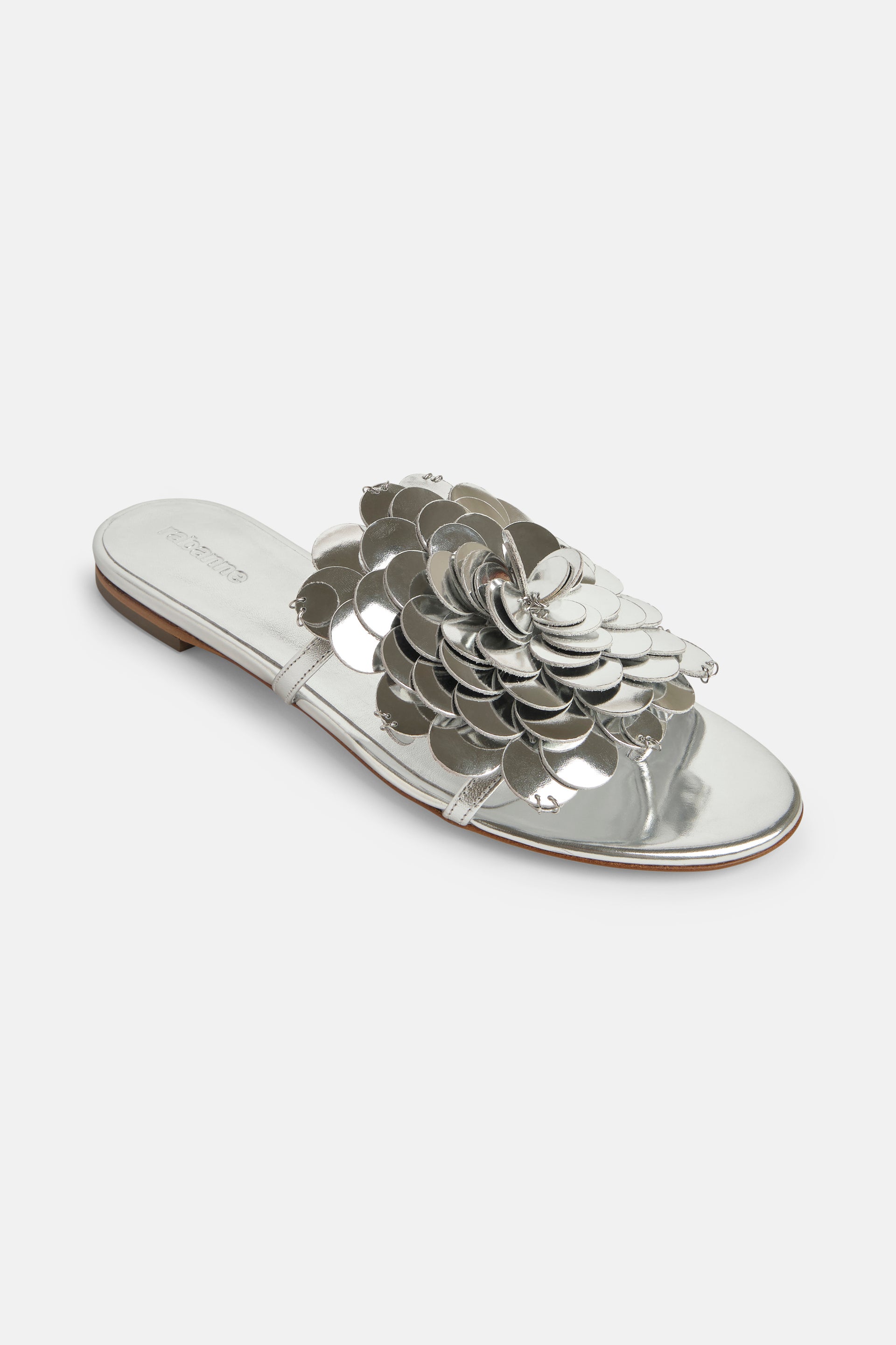 Sandales plates en cuir argenté avec ornements