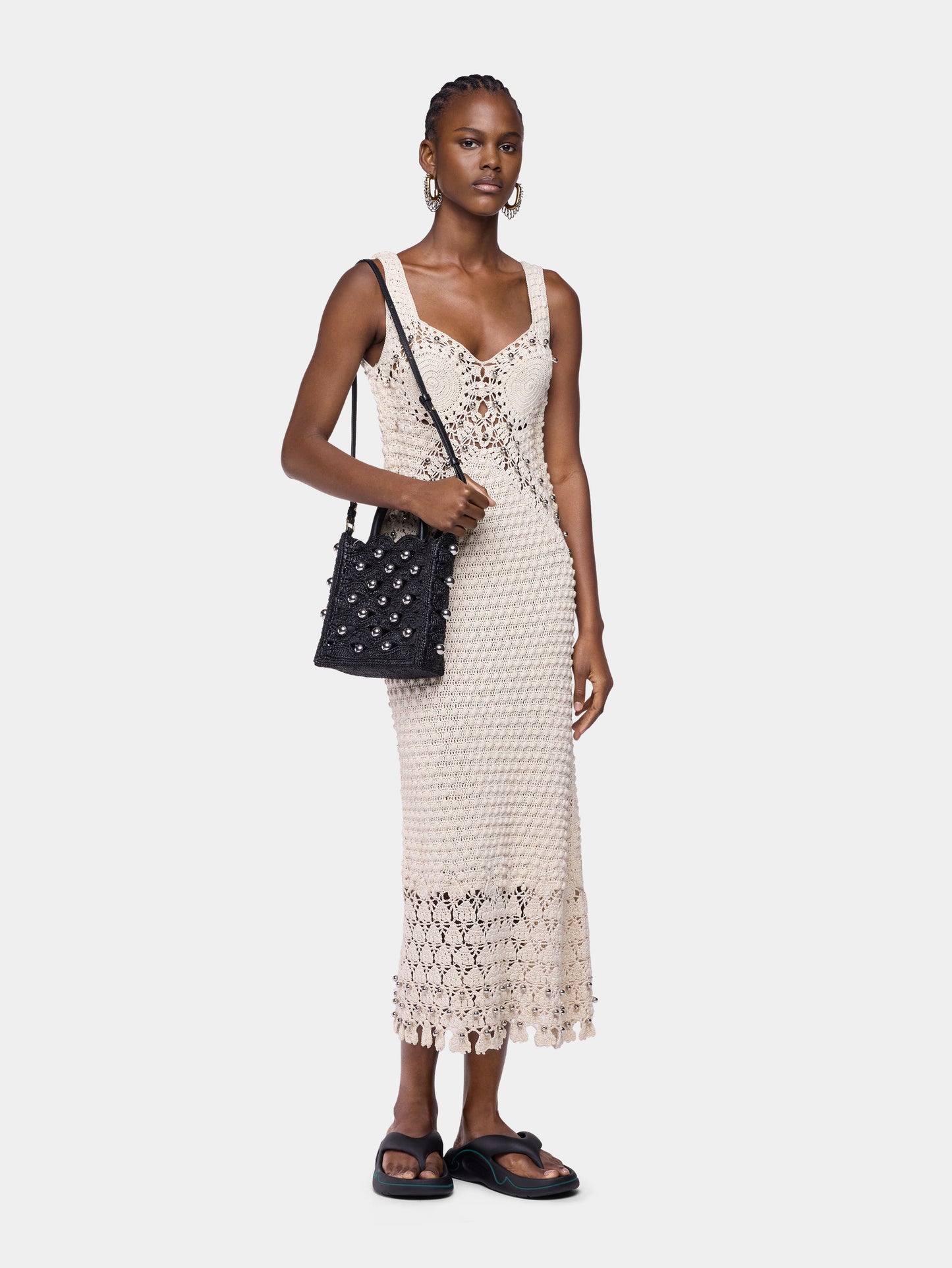 Petit sac tote en raphia noir avec détails de perles argentées