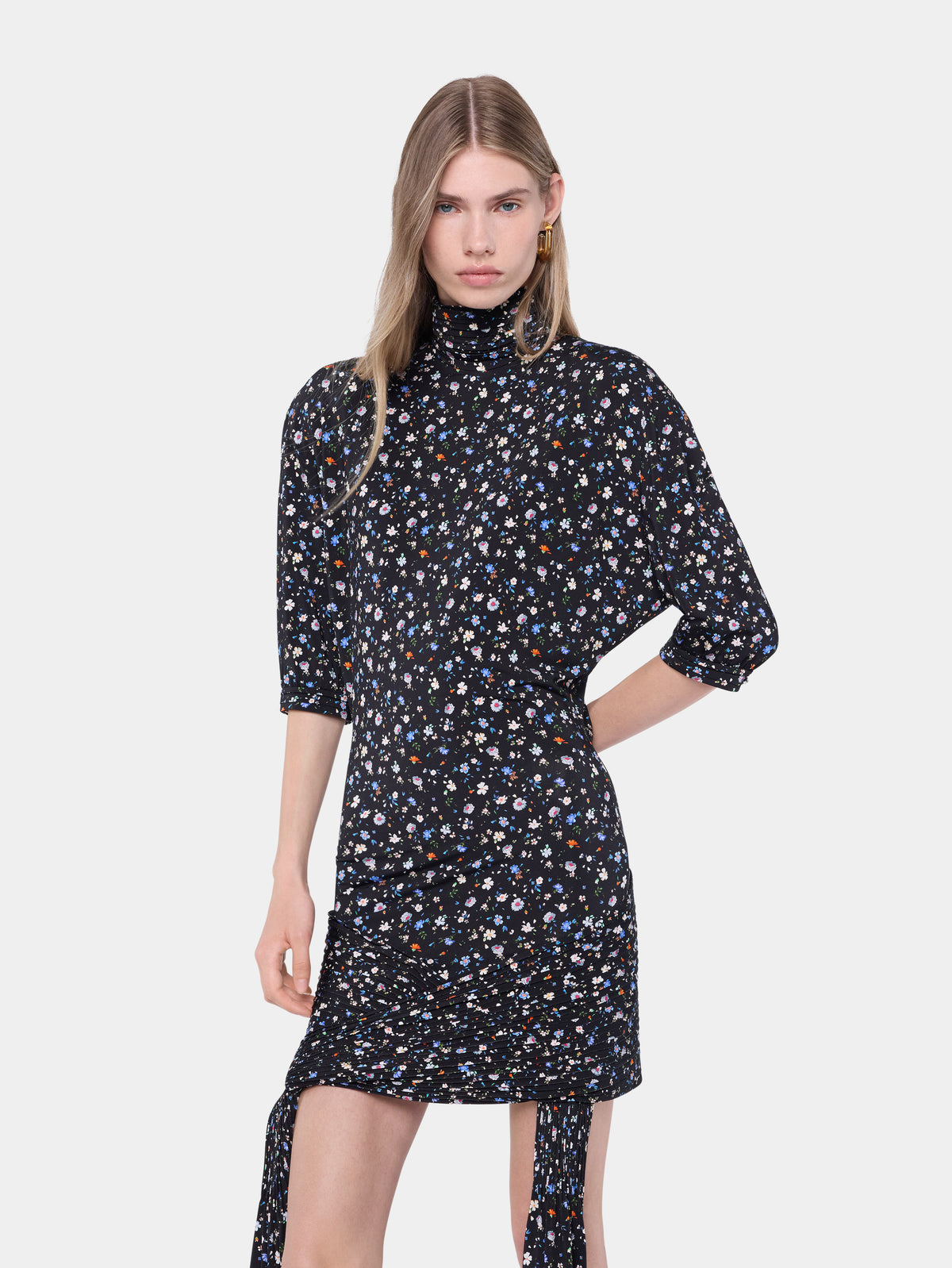 Mini robe noire imprimé floral avec détails de plis