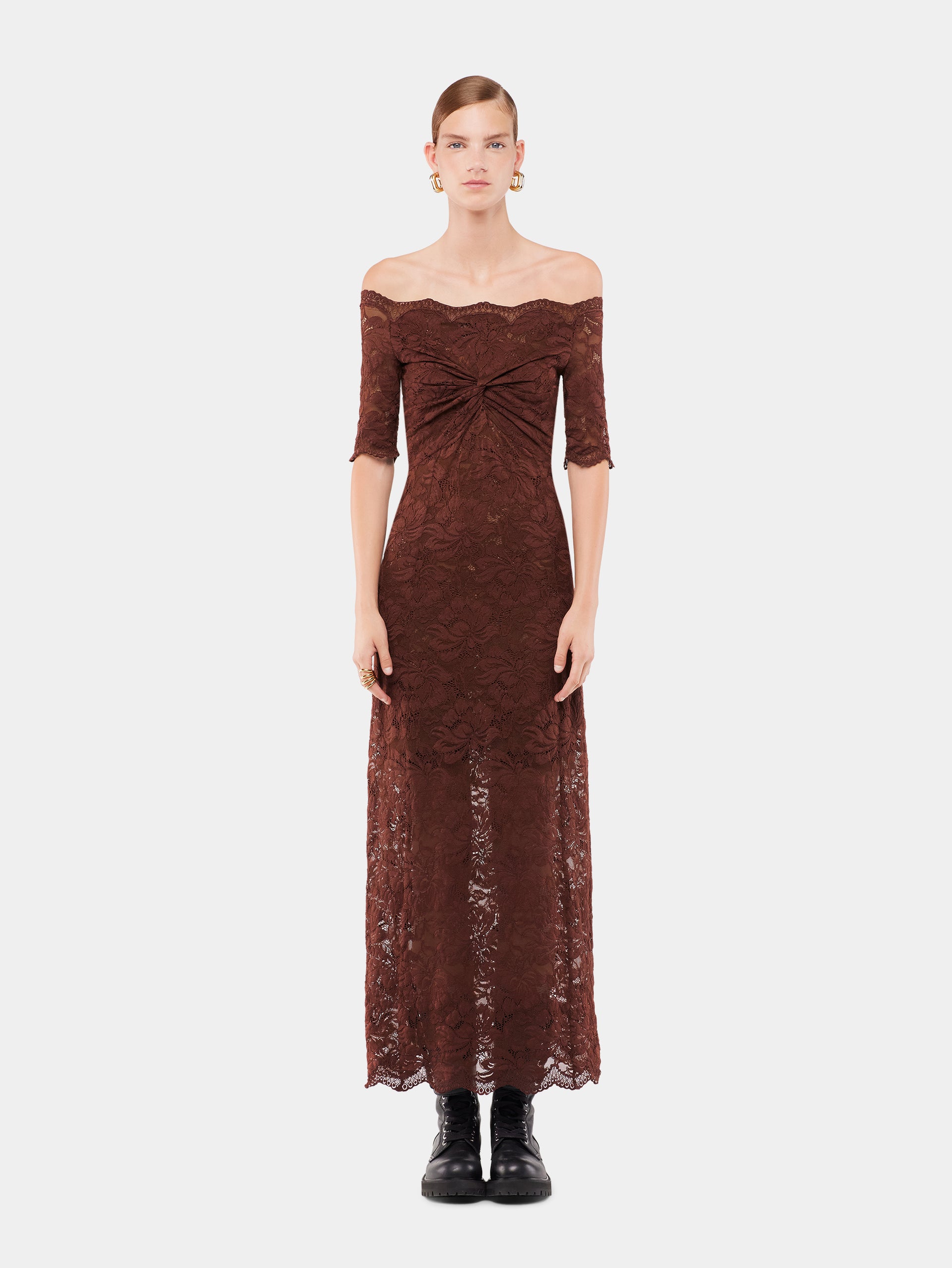 Long dress in lace position 2