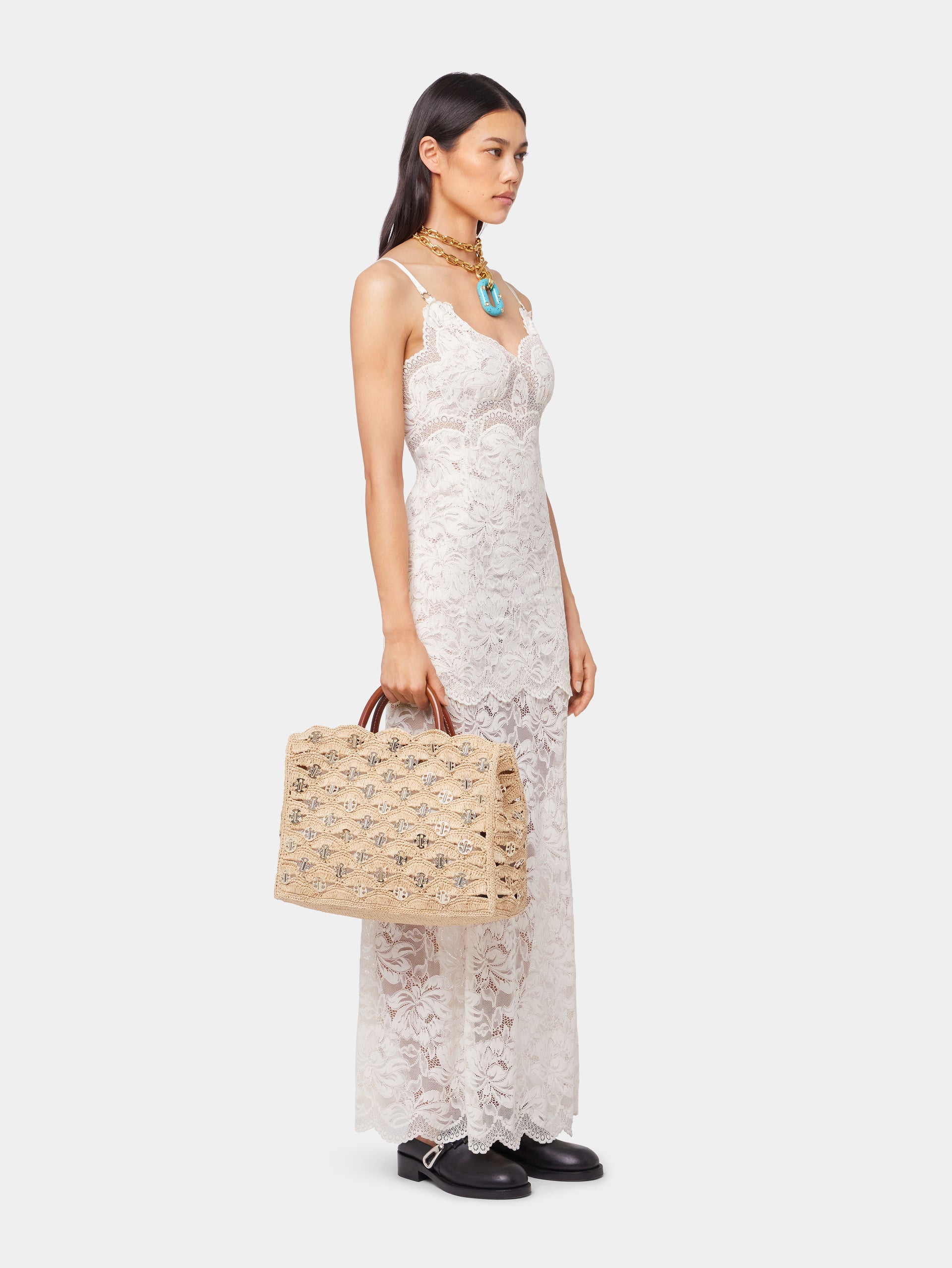 Beige tote bag in raffia position 6