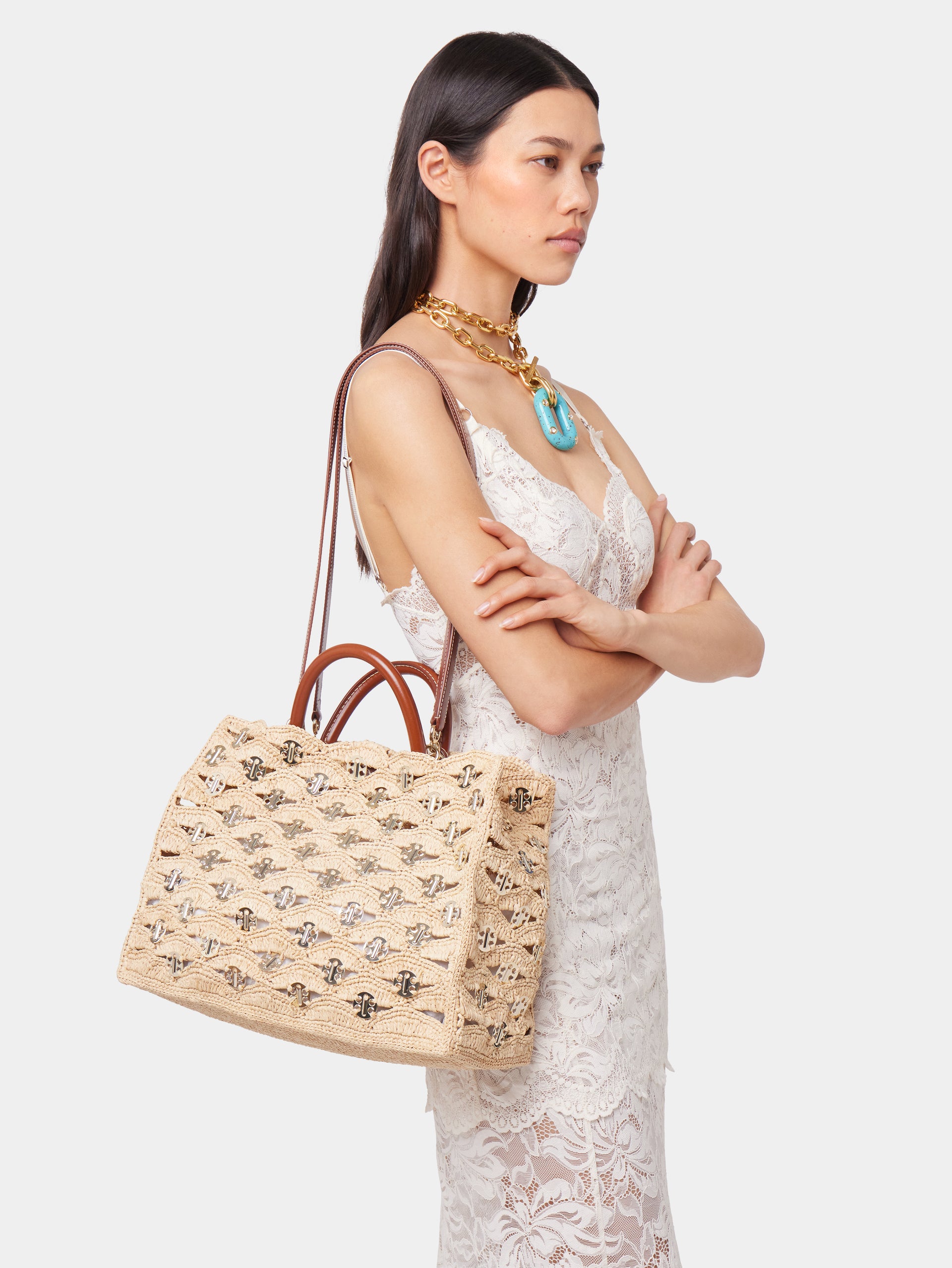 Beige tote bag in raffia position 5