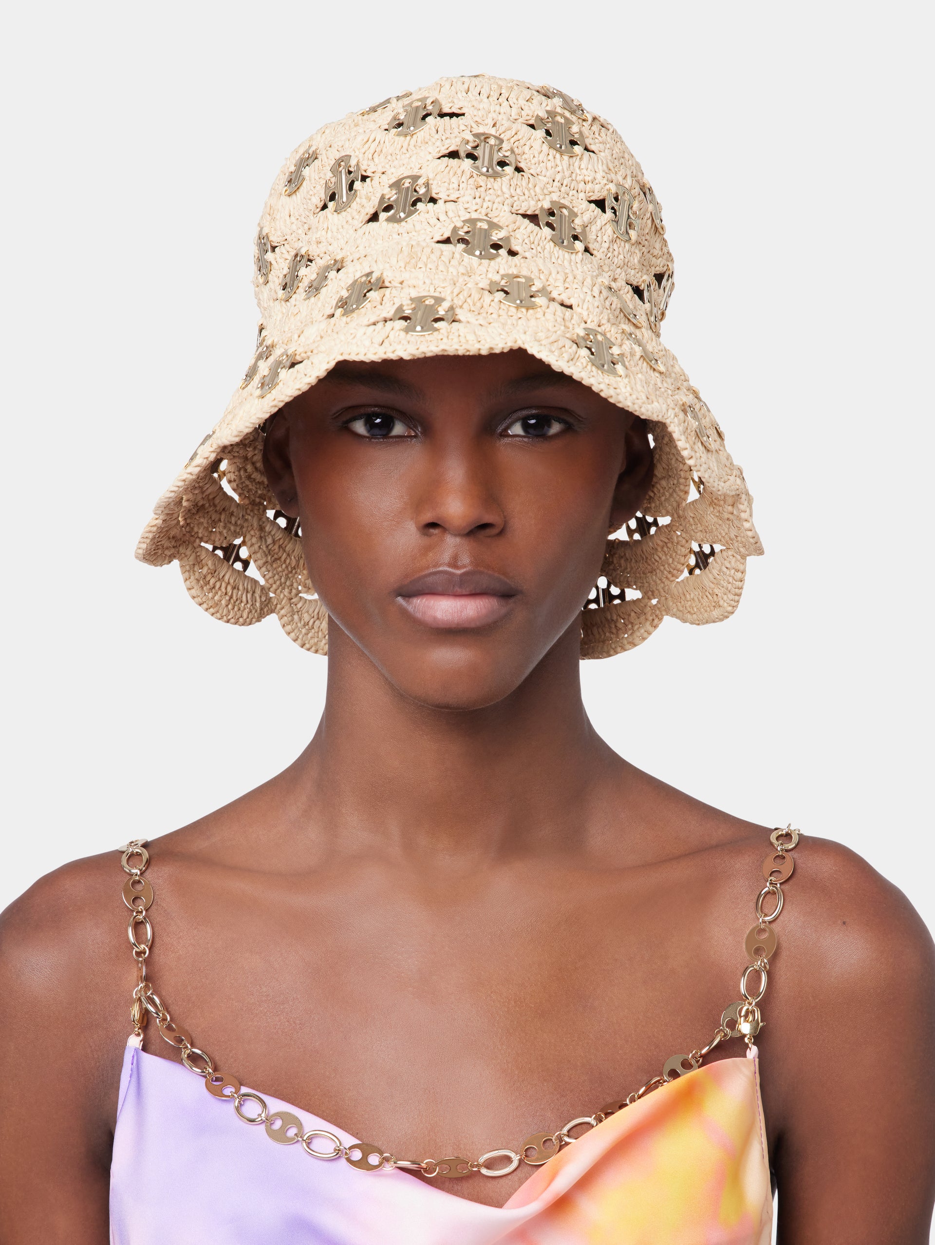Beige bob in raffia position 2