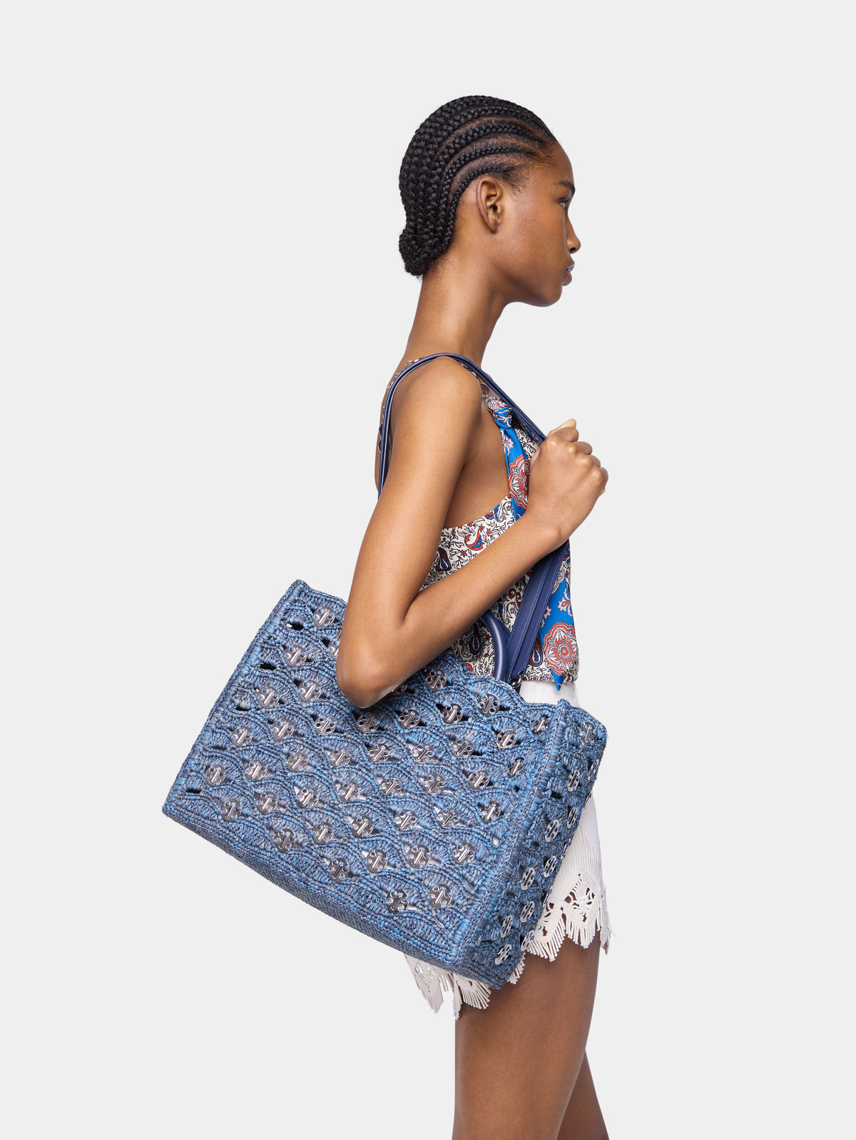 Denim blue tote bag in raffia position 7
