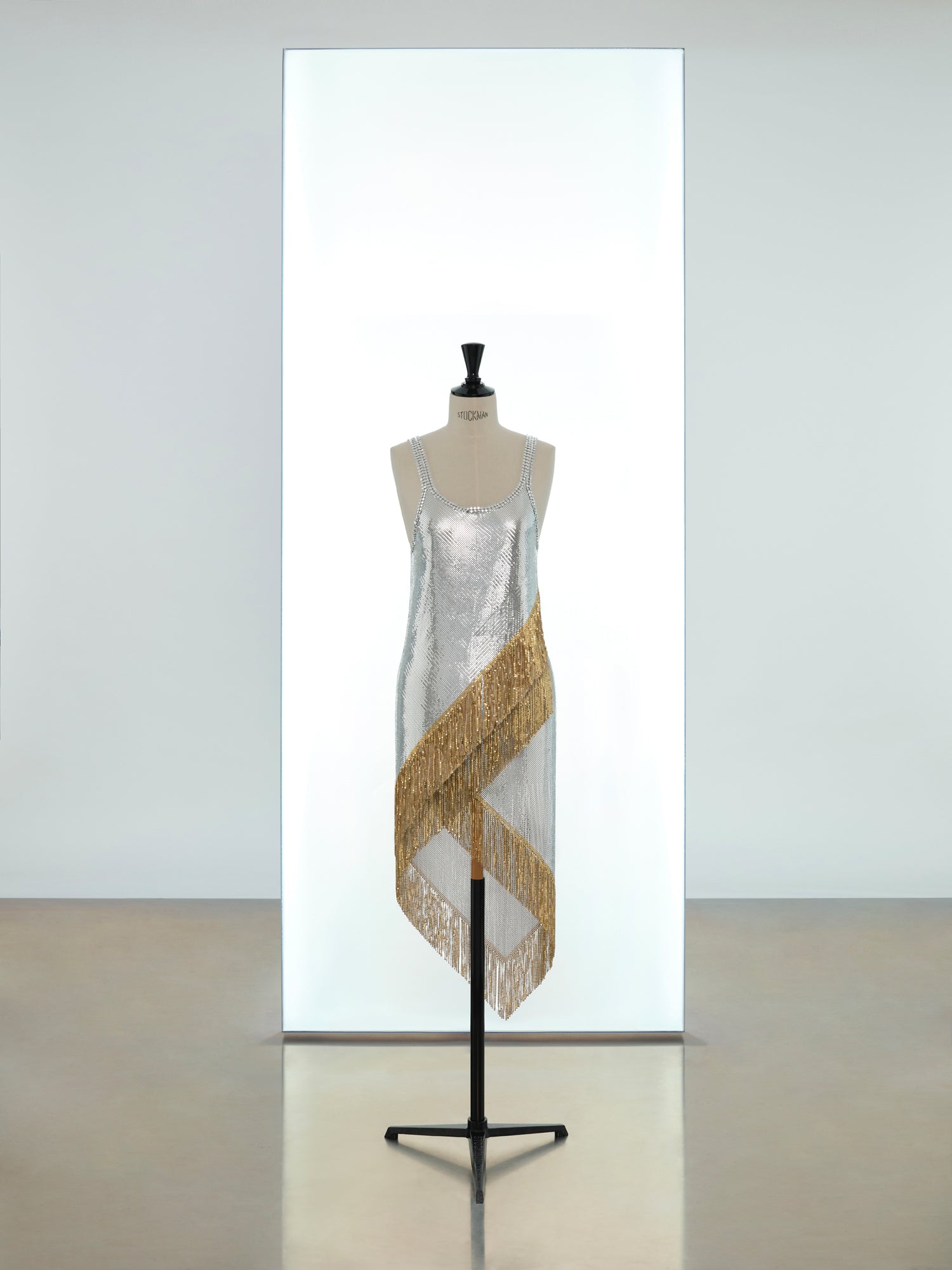 Tunique asymétrique et jupe portefeuille en mesh iconique - Image 1