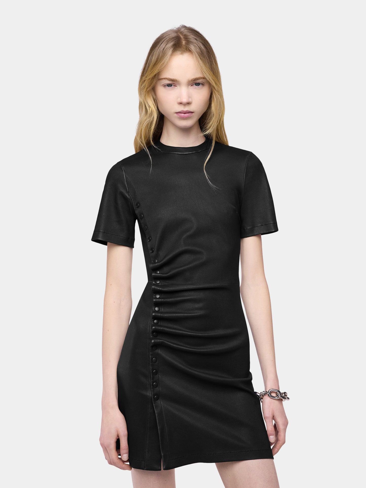 Robe courte drapée pression en cuir