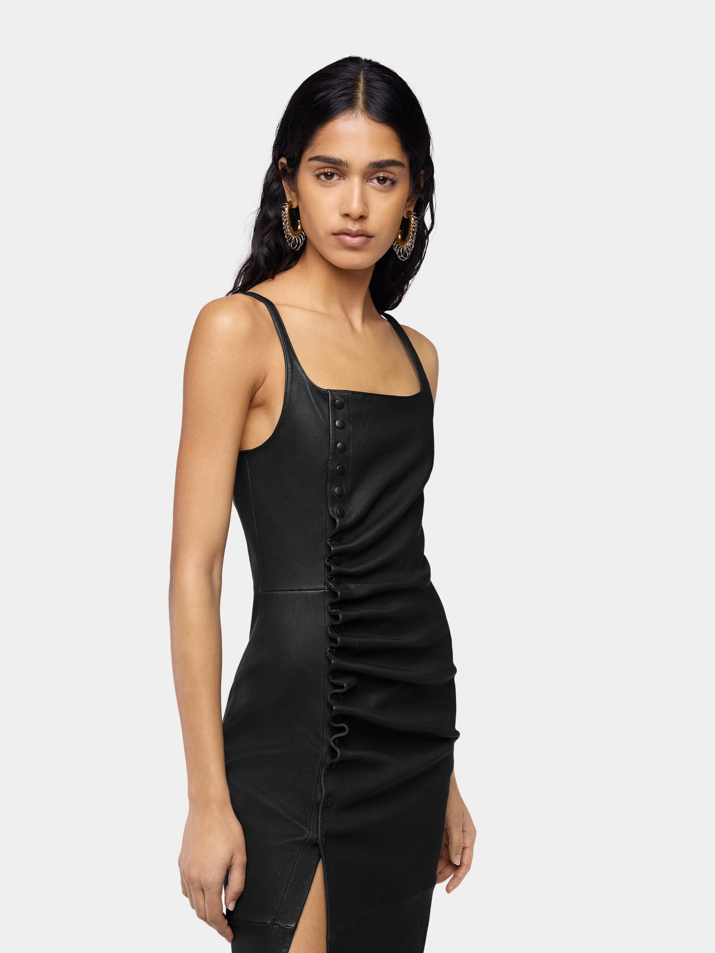 Robe midi drapée en cuir à pressions