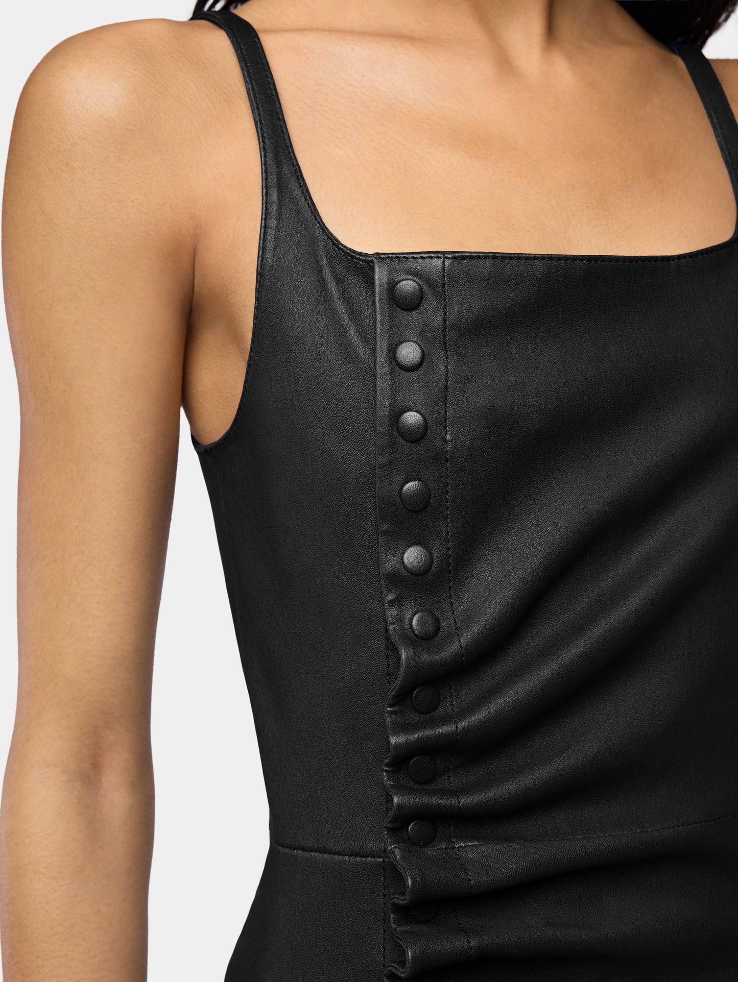 Robe midi drapée en cuir à pressions