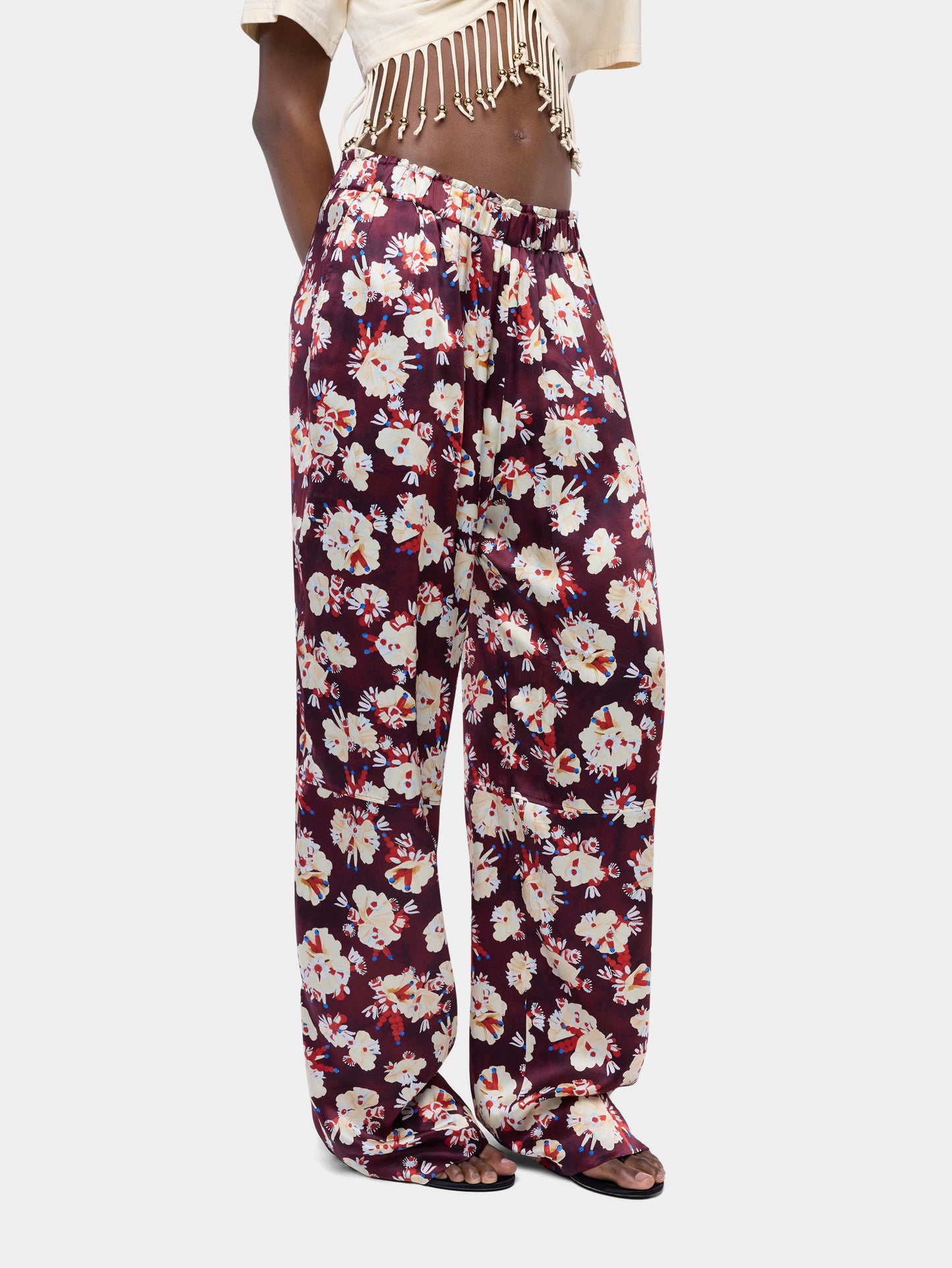 Pantalon droit magenta à motif floral en satin de soie