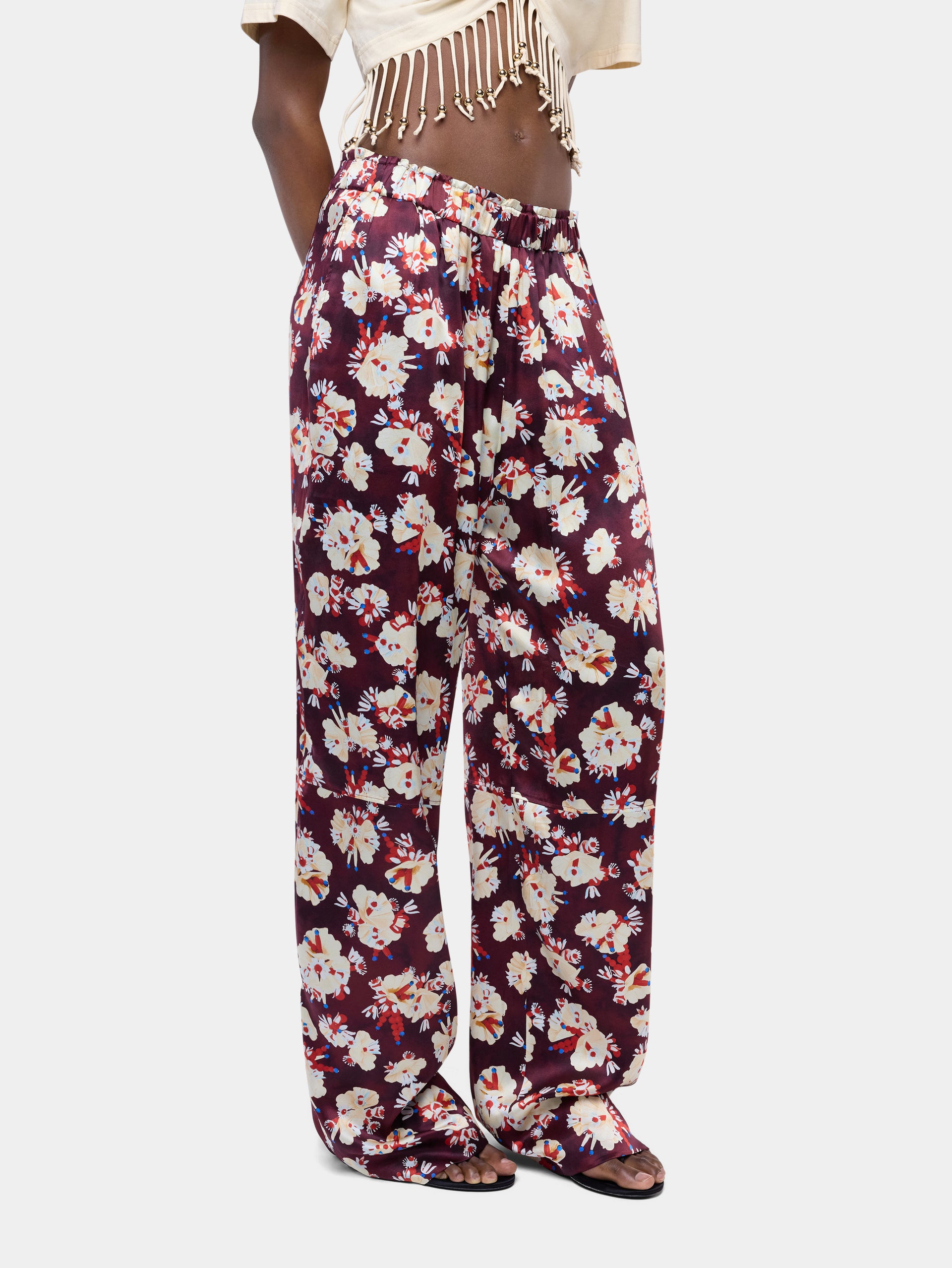 Pantalon droit magenta à motif floral en satin de soie
