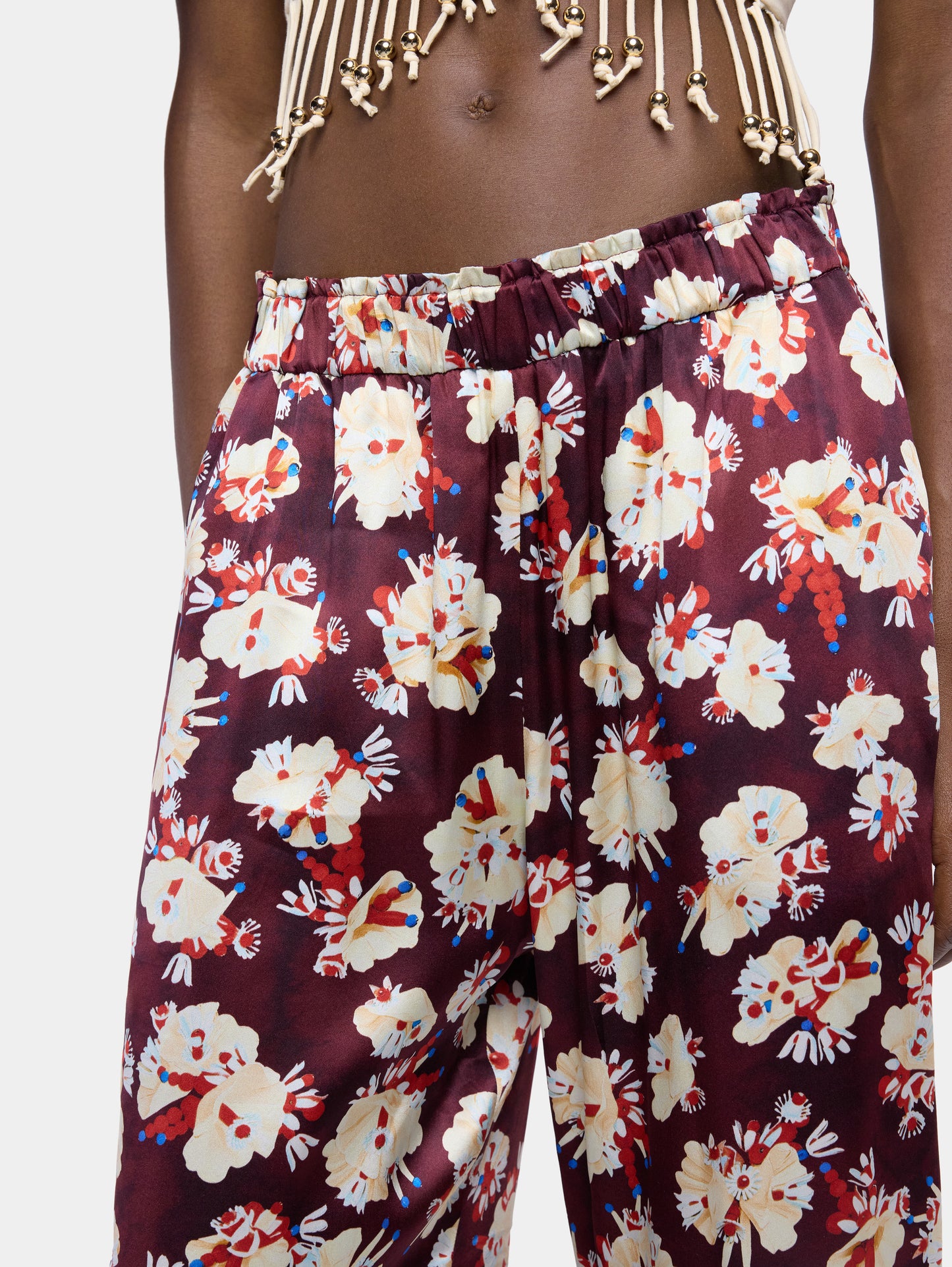 Pantalon droit magenta à motif floral en satin de soie