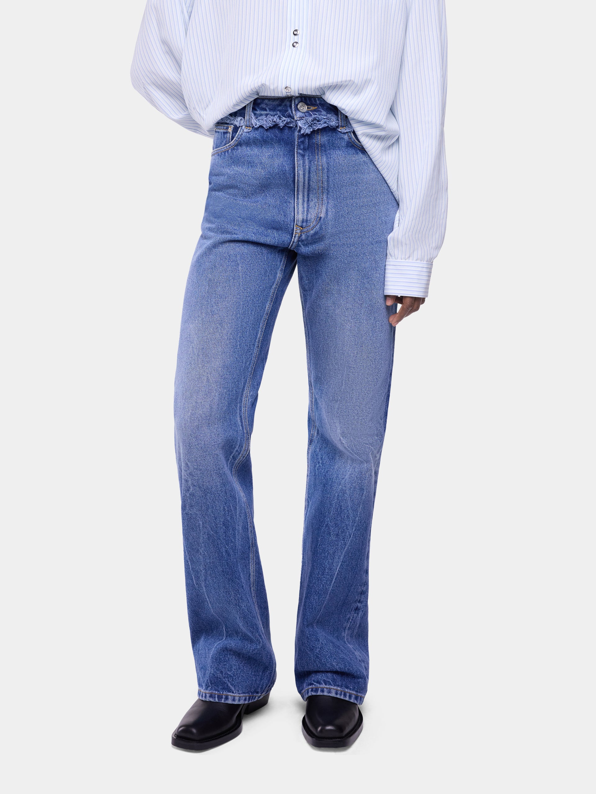 Jean droit en denim délavé avec franges 