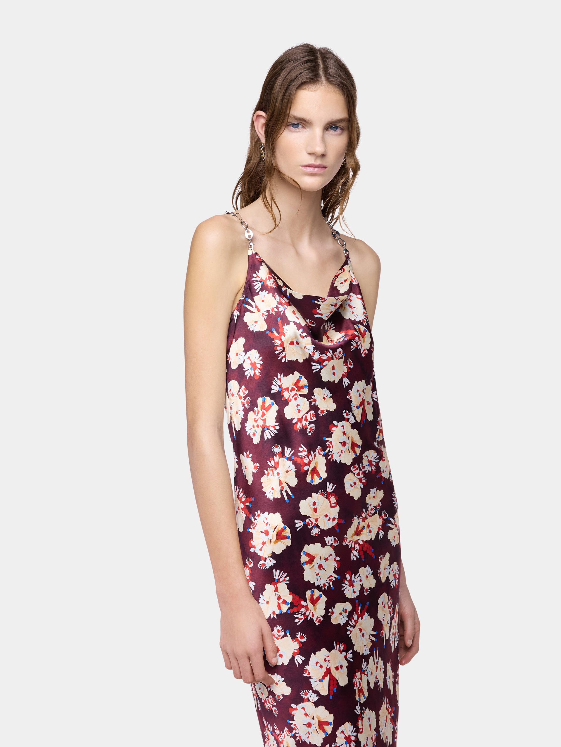 Robe longue magenta à motif floral en satin de soie