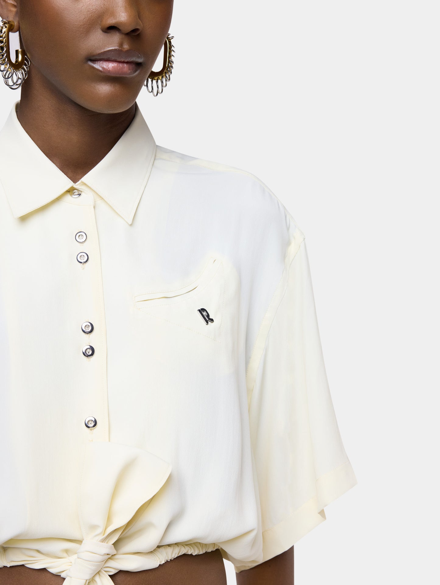 Crop top chemise en crepe de chine crème avec détail de noeud 