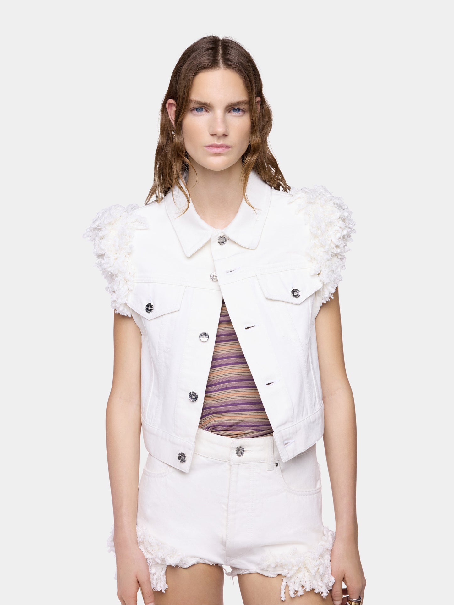 Veste en denim blanc ajustée avec franges 