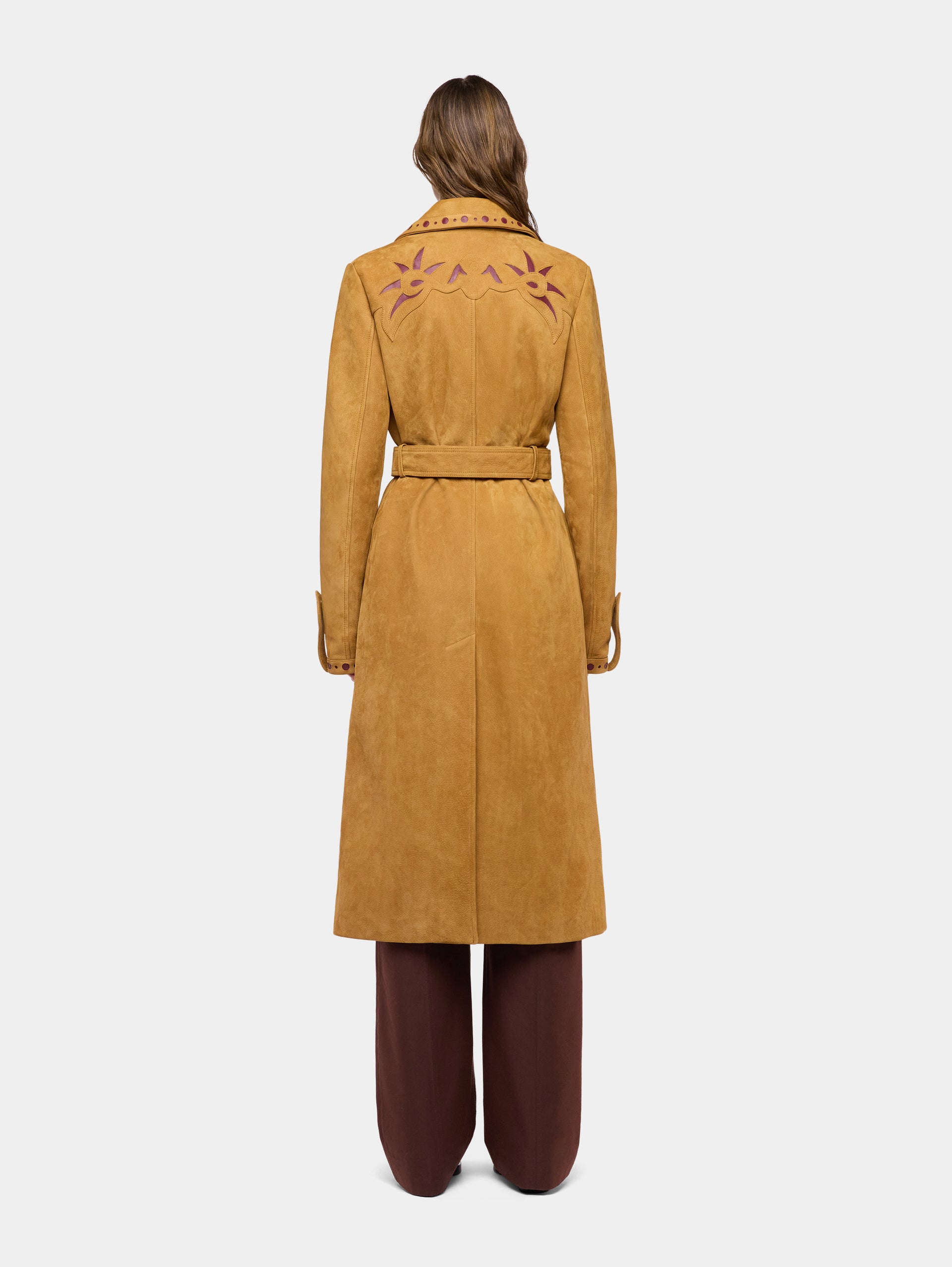 Trench-coat droit en cuir camel avec ornements 