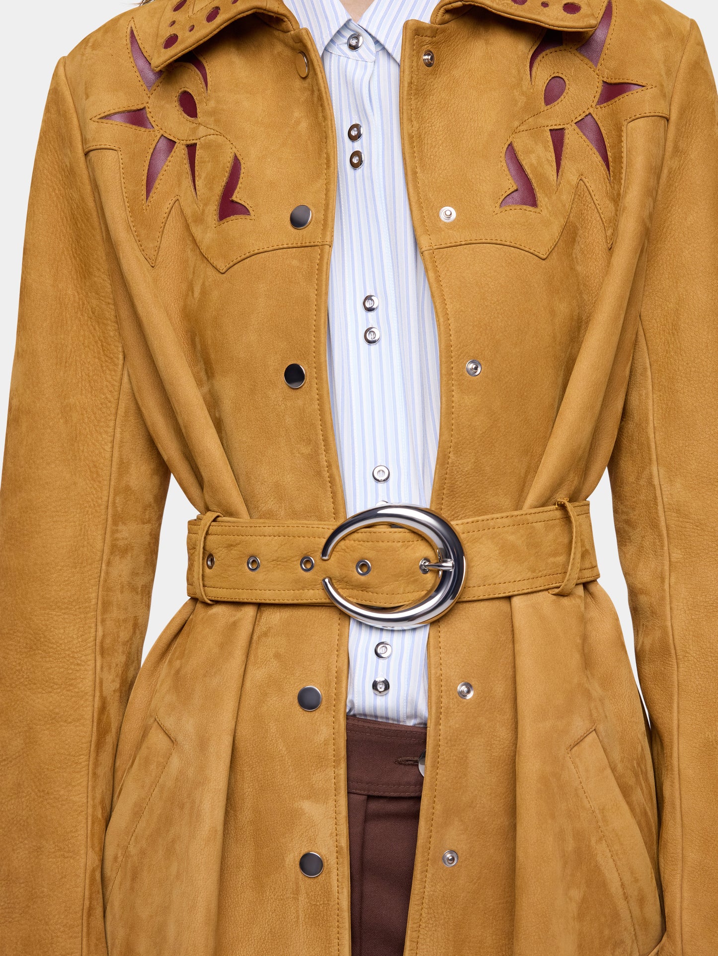Trench-coat droit en cuir camel avec ornements 