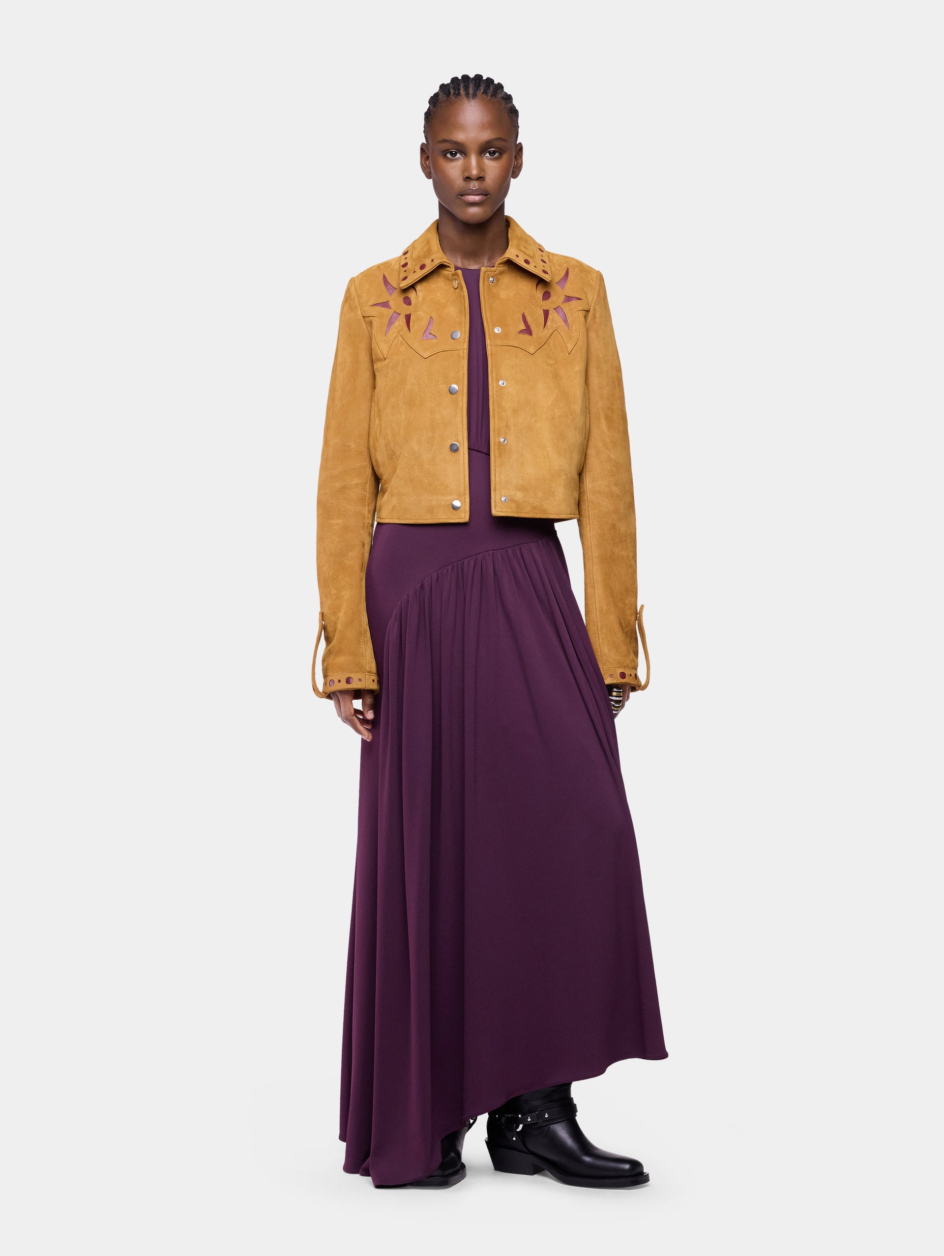 Veste en cuir camel ajustée avec ornements 