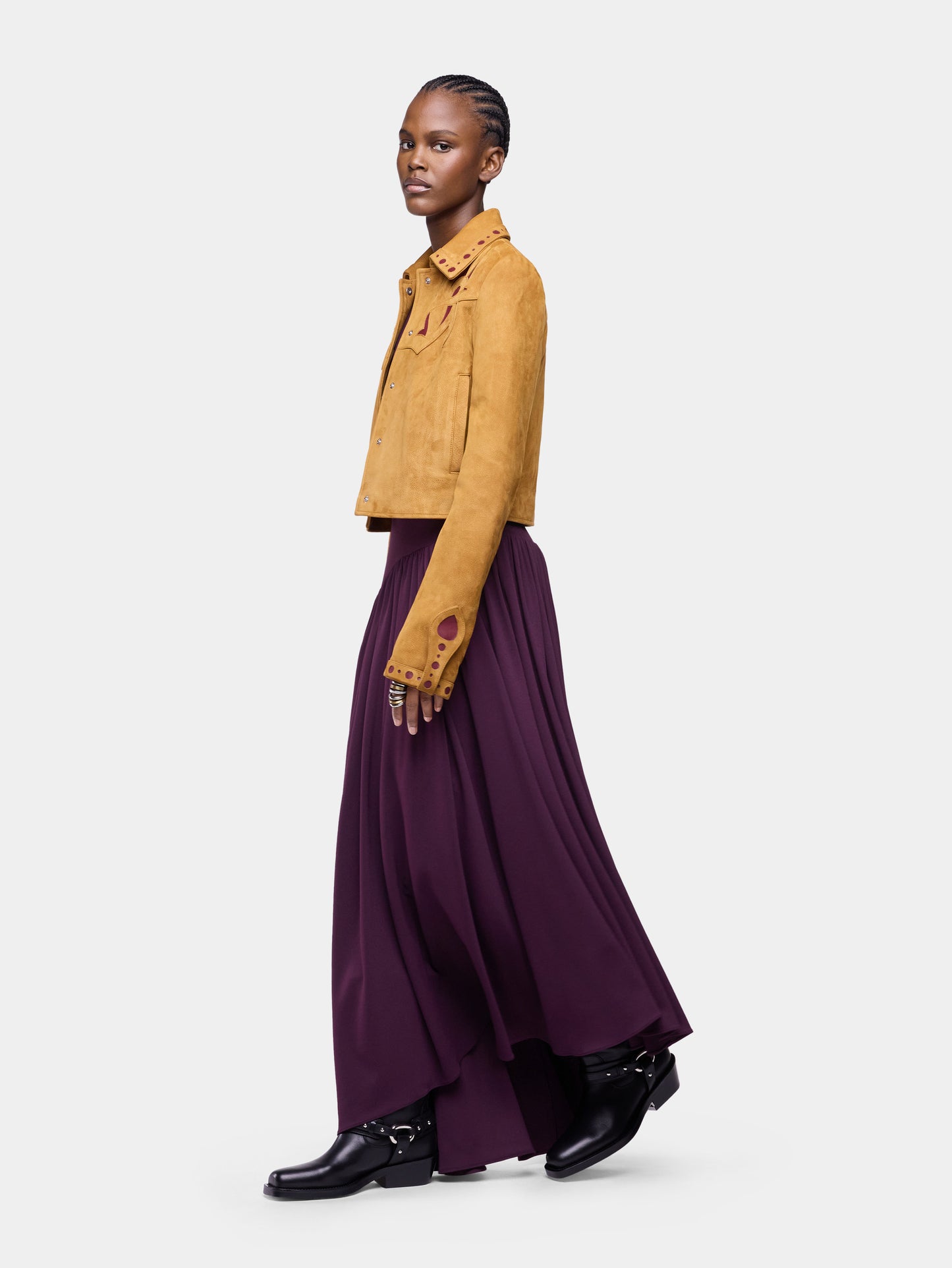 Veste en cuir camel ajustée avec ornements 