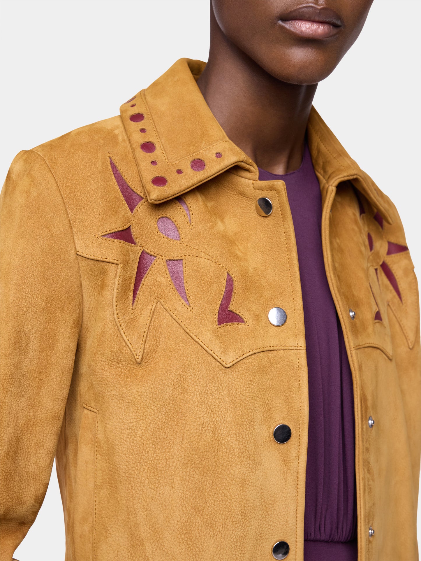 Veste en cuir camel ajustée avec ornements 
