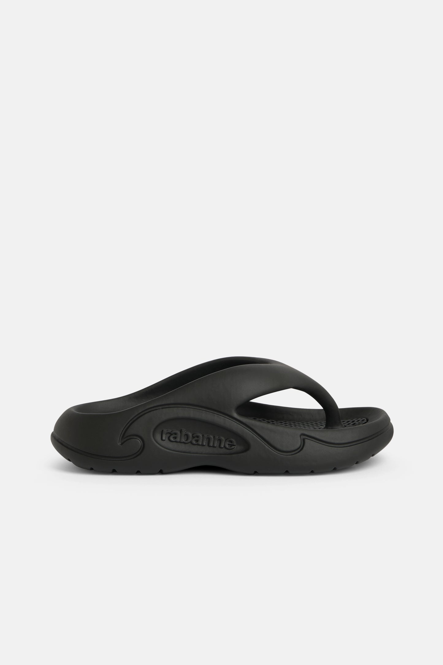 Flat sandals in black rubber