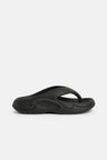 Flat sandals in black rubber