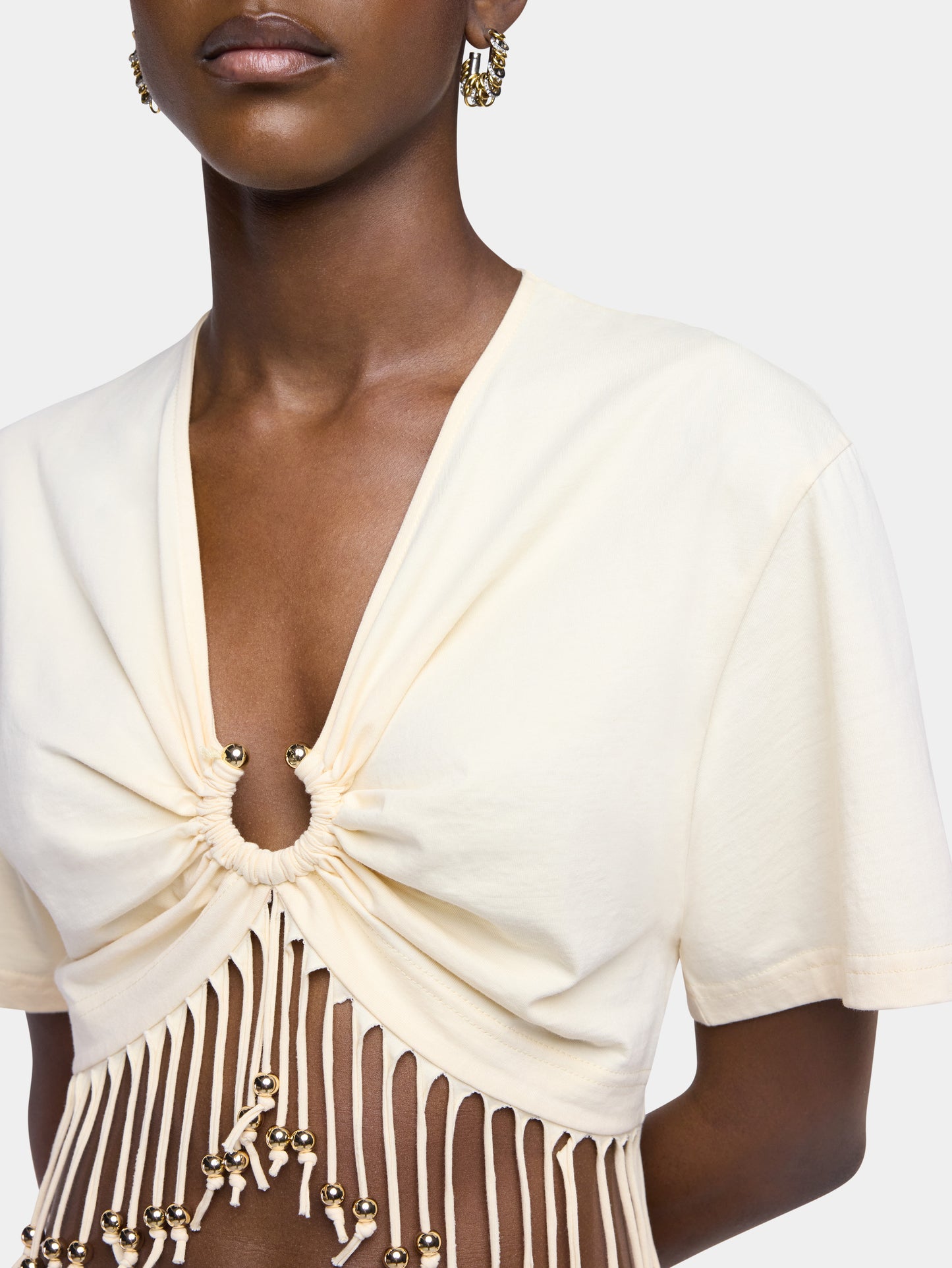 Crop top en coton crème avec détails de franges perlées 
