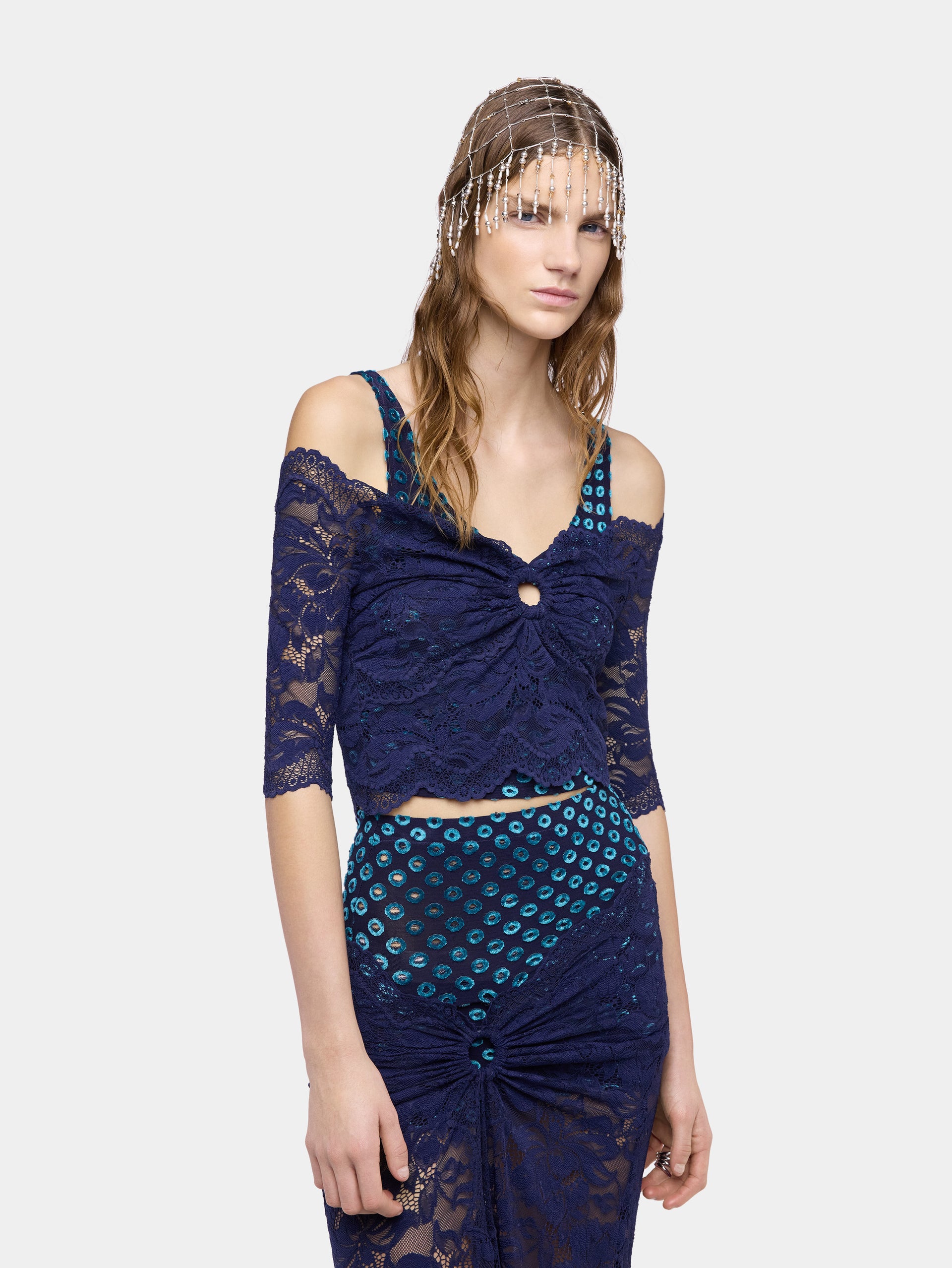 Top bleu marine trompe-l'œil en dentelle à manches courtes 