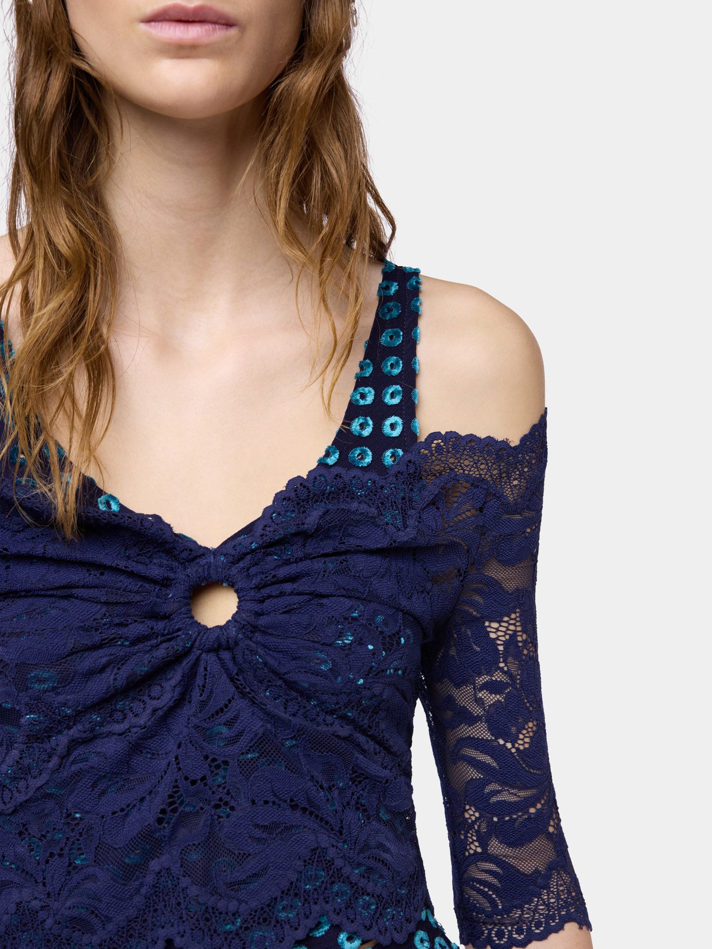 Top bleu marine trompe-l'œil en dentelle à manches courtes 