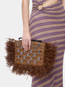 Pochette en raphia brun foncé avec détails de franges 