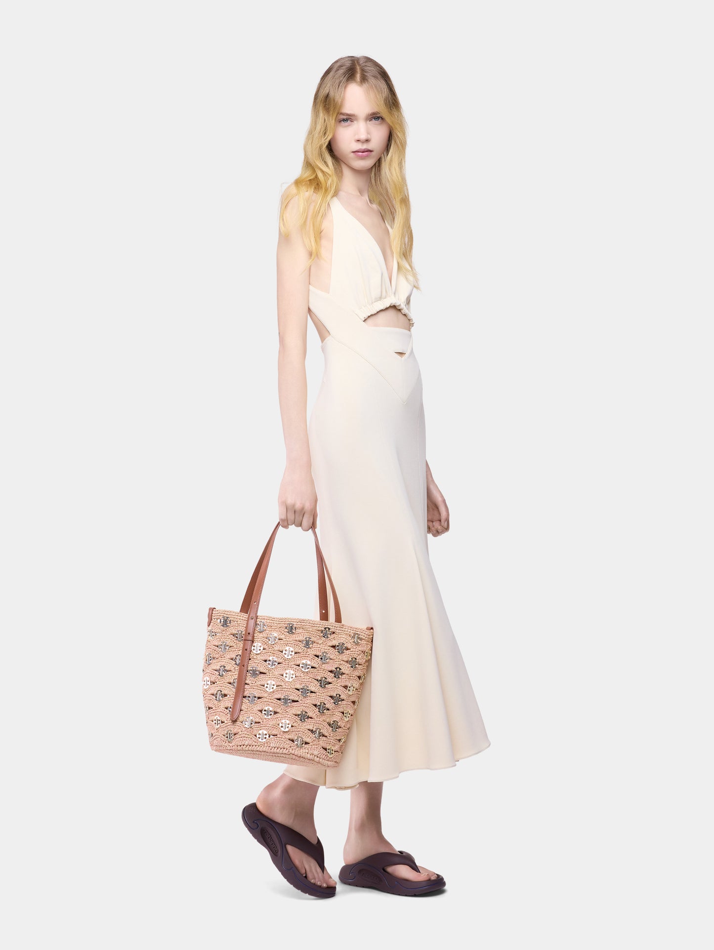 Large bucket bag in natural and peach raphia with gold signature 2969 discs position 2