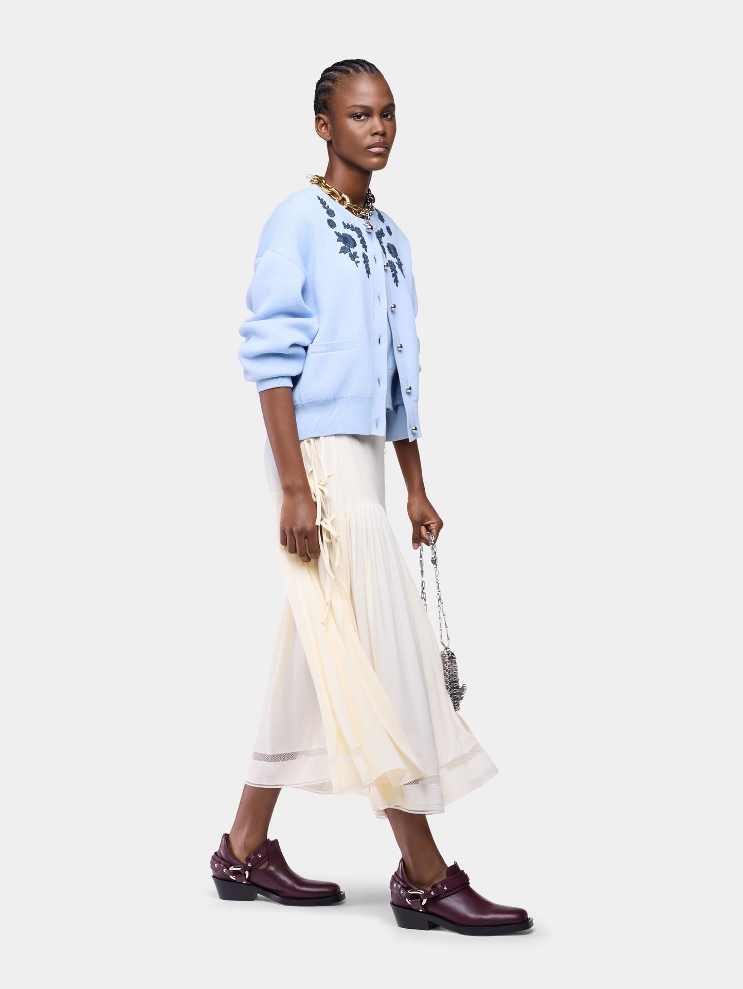 Cardigan à manches longues en laine tricotée bleue avec broderie florale