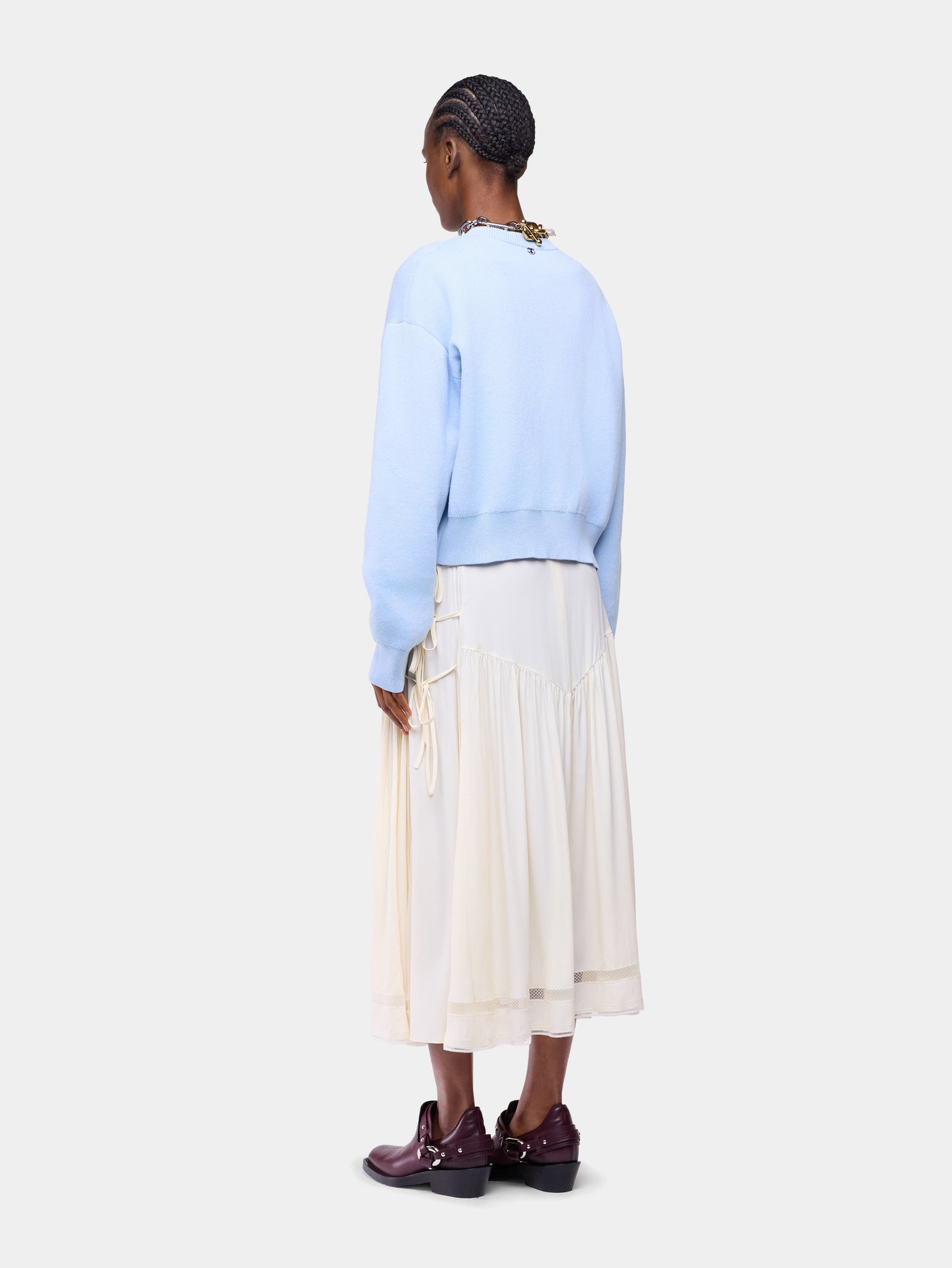 Cardigan à manches longues en laine tricotée bleue avec broderie florale