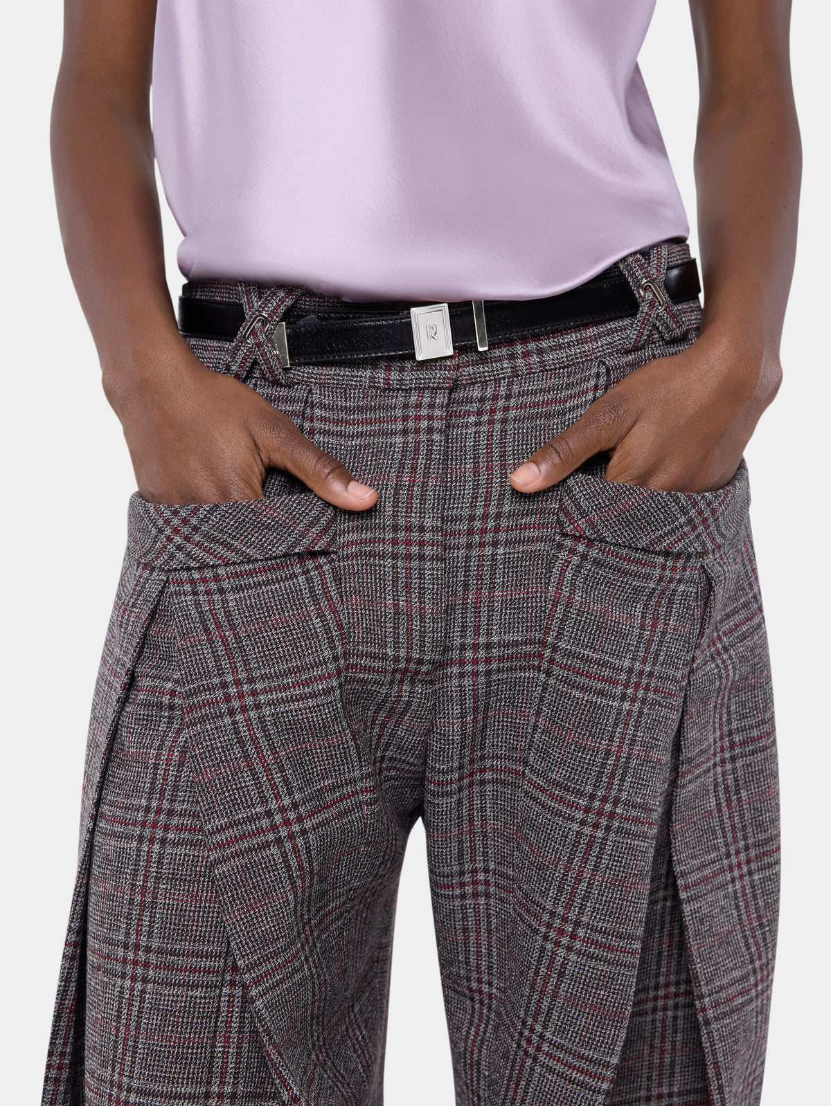 Ceinture en cuir noir avec boucle rectangulaire argentée