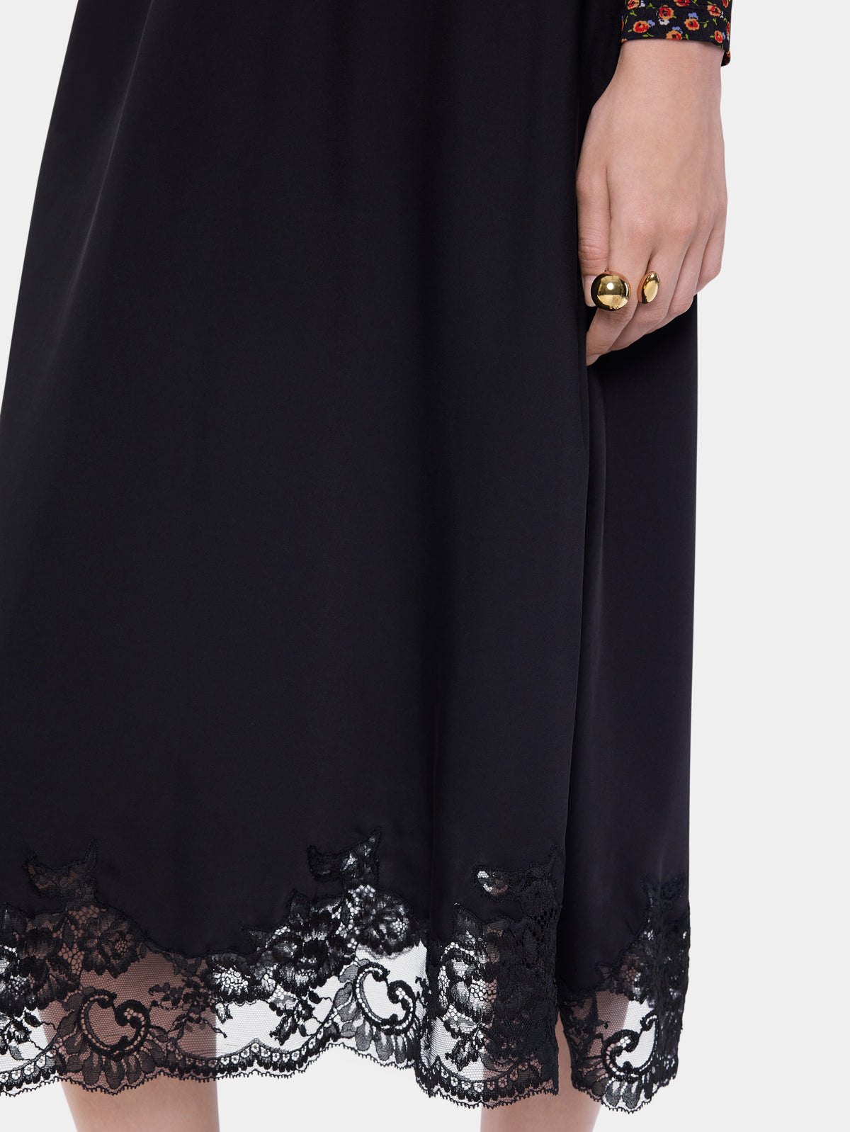 Jupe midi en satin de soie noir avec finition en dentelle