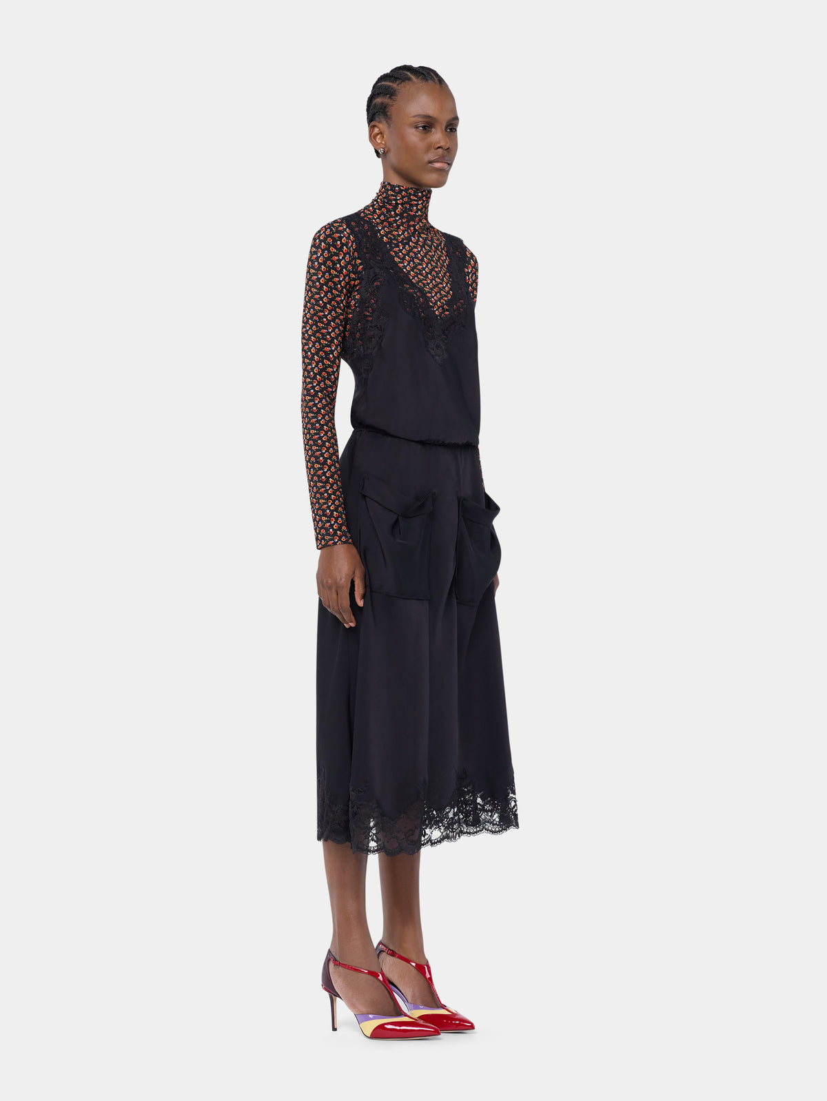 Robe midi en satin de soie noir avec détails en dentelle