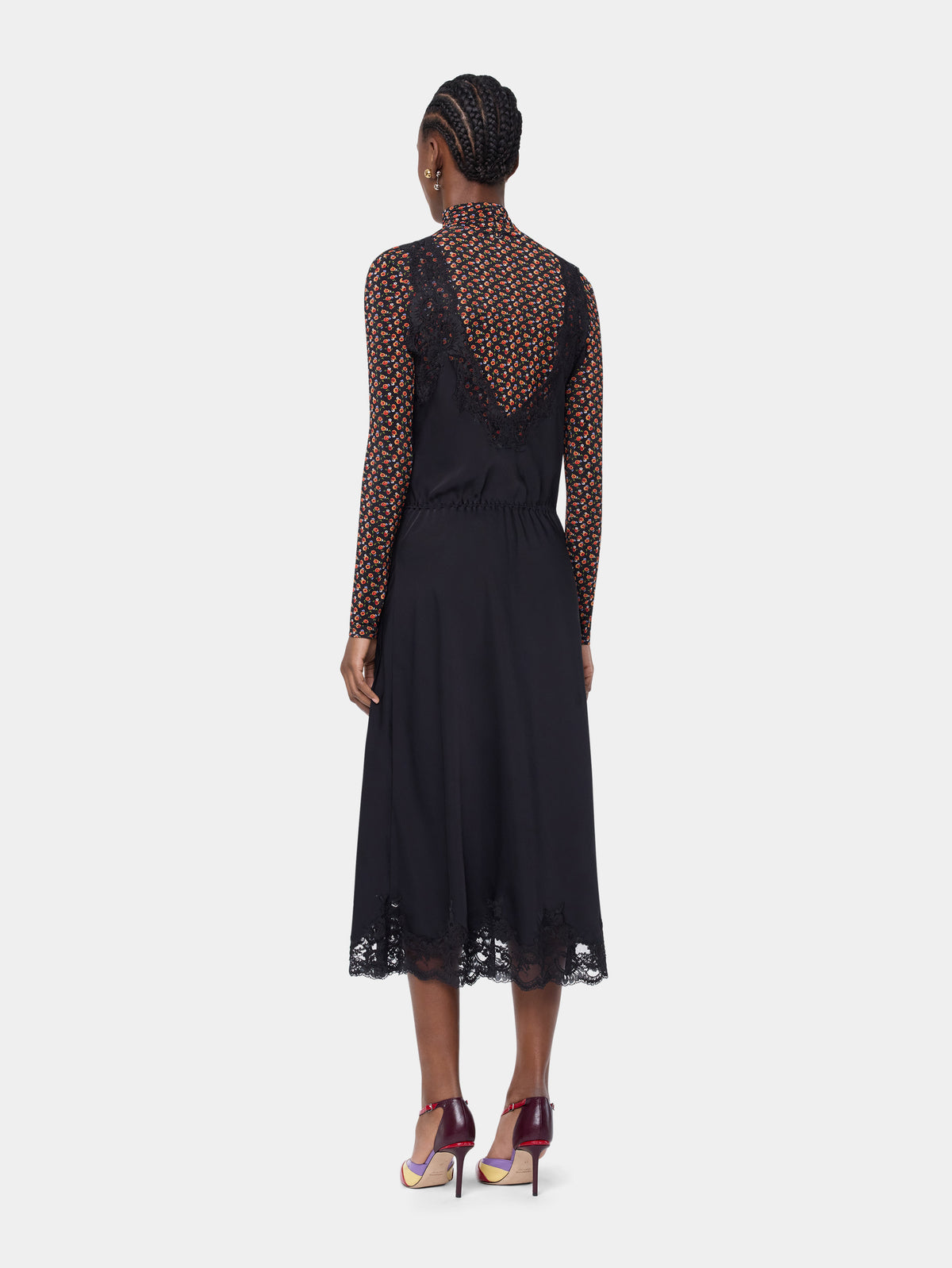 Robe midi en satin de soie noir avec détails en dentelle