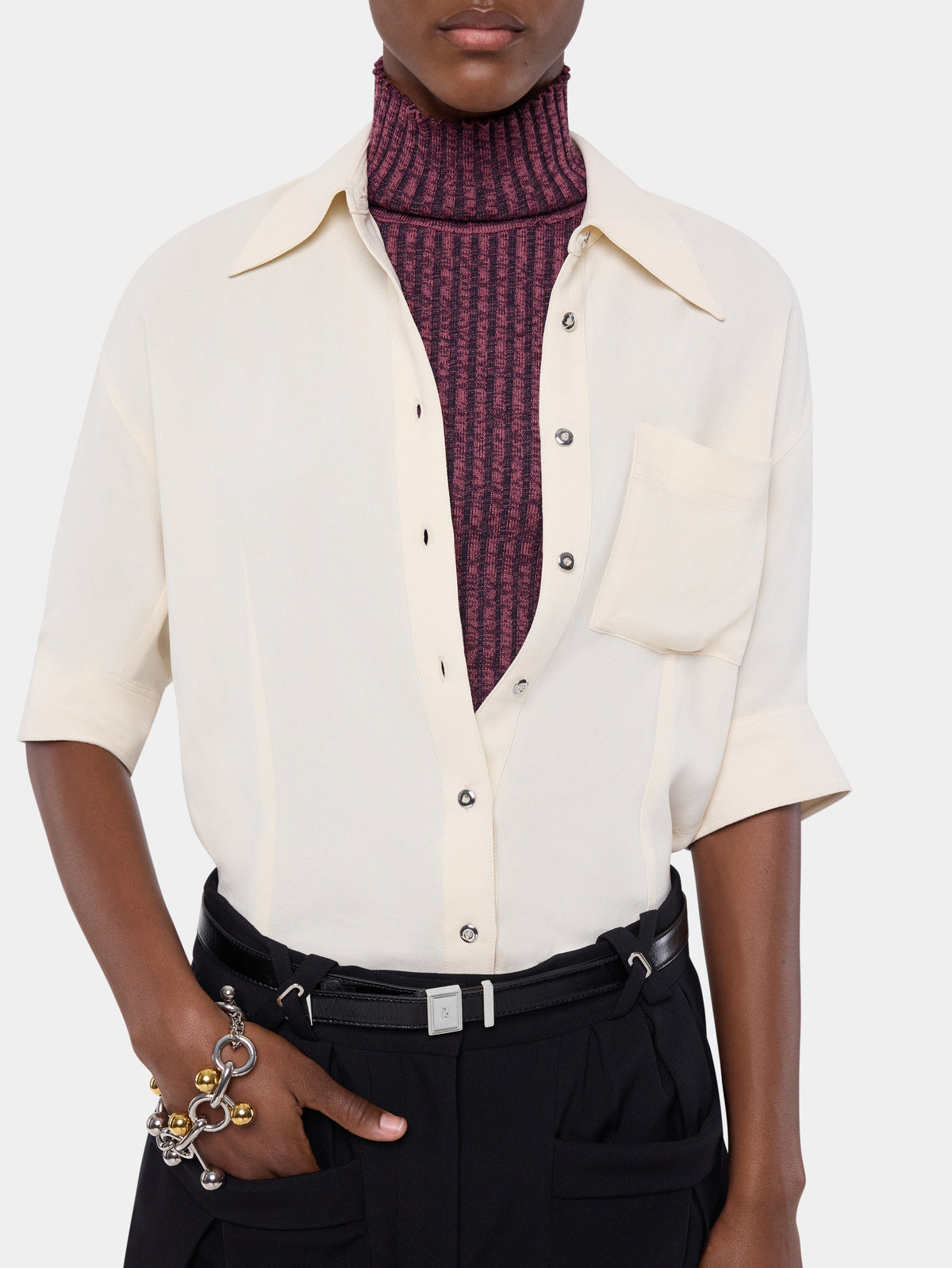 Chemise ajustée en popeline blanche avec boutons bijou