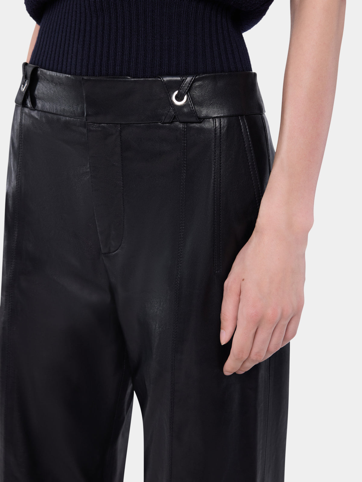 Pantalon droit en cuir lisse noir d'agneau