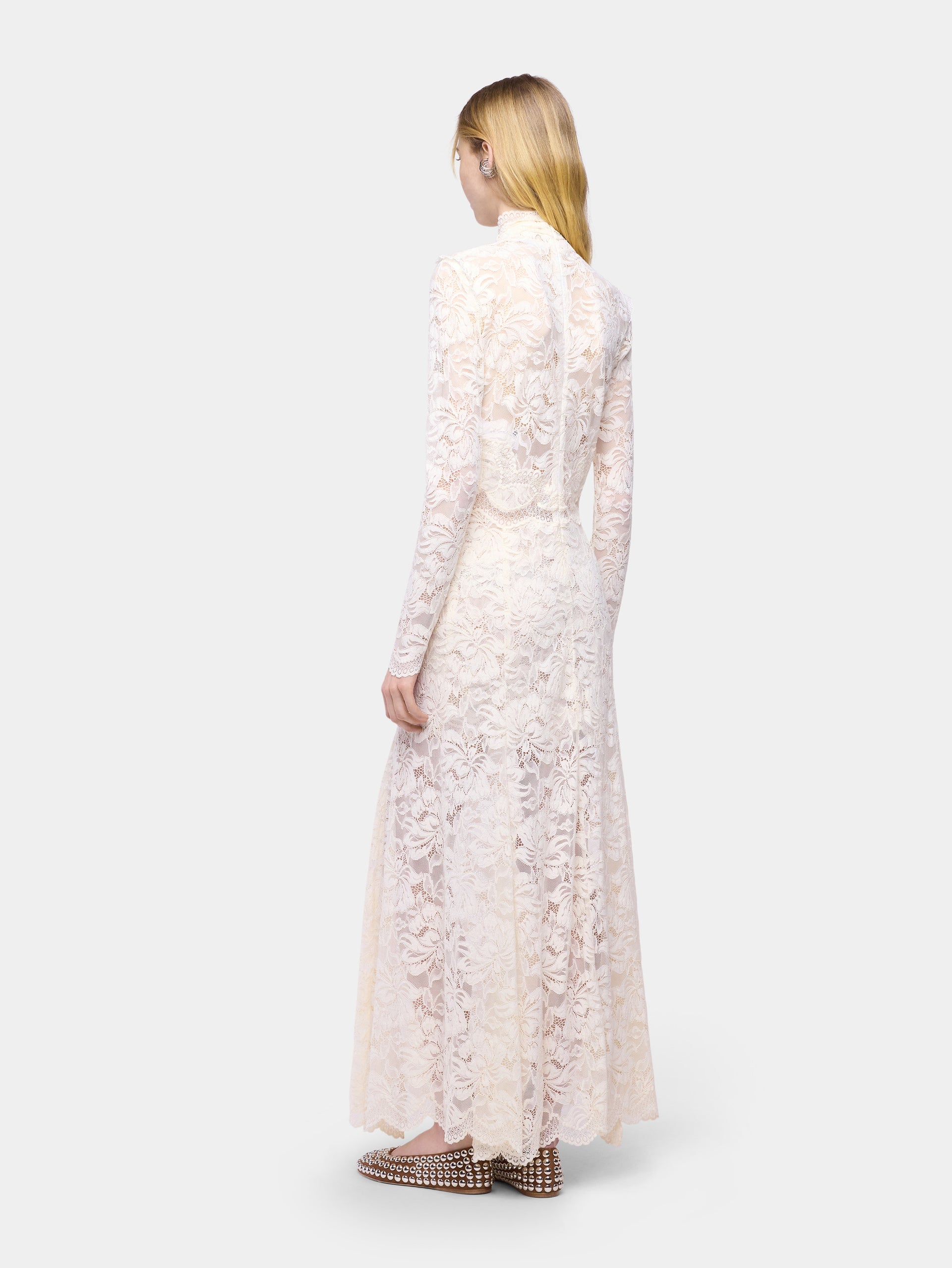 Robe longue en dentelle col montant