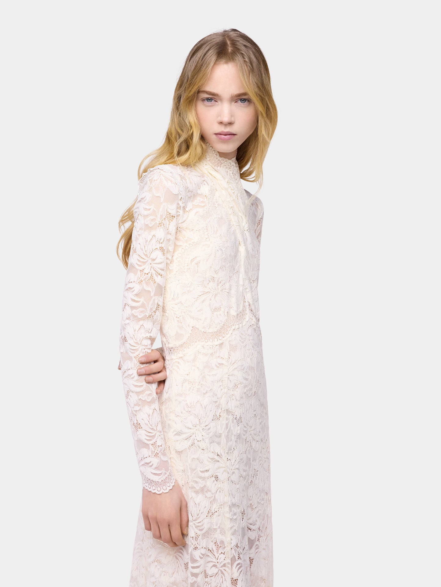 Robe longue en dentelle col montant