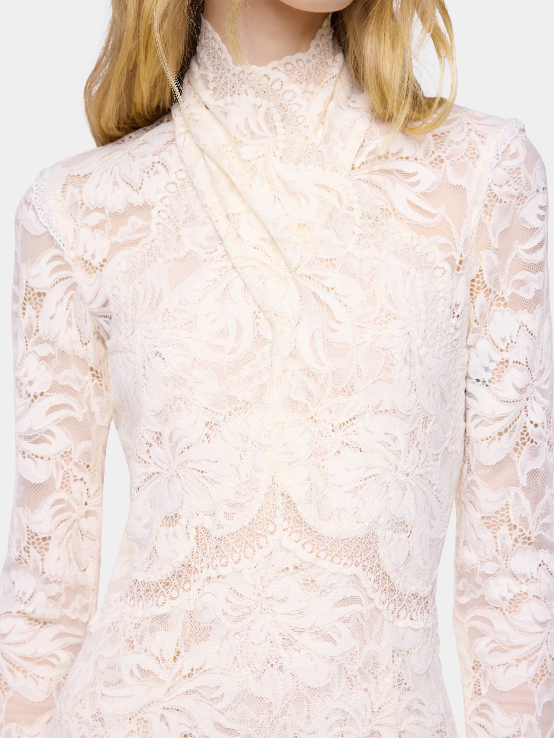 Robe longue en dentelle col montant