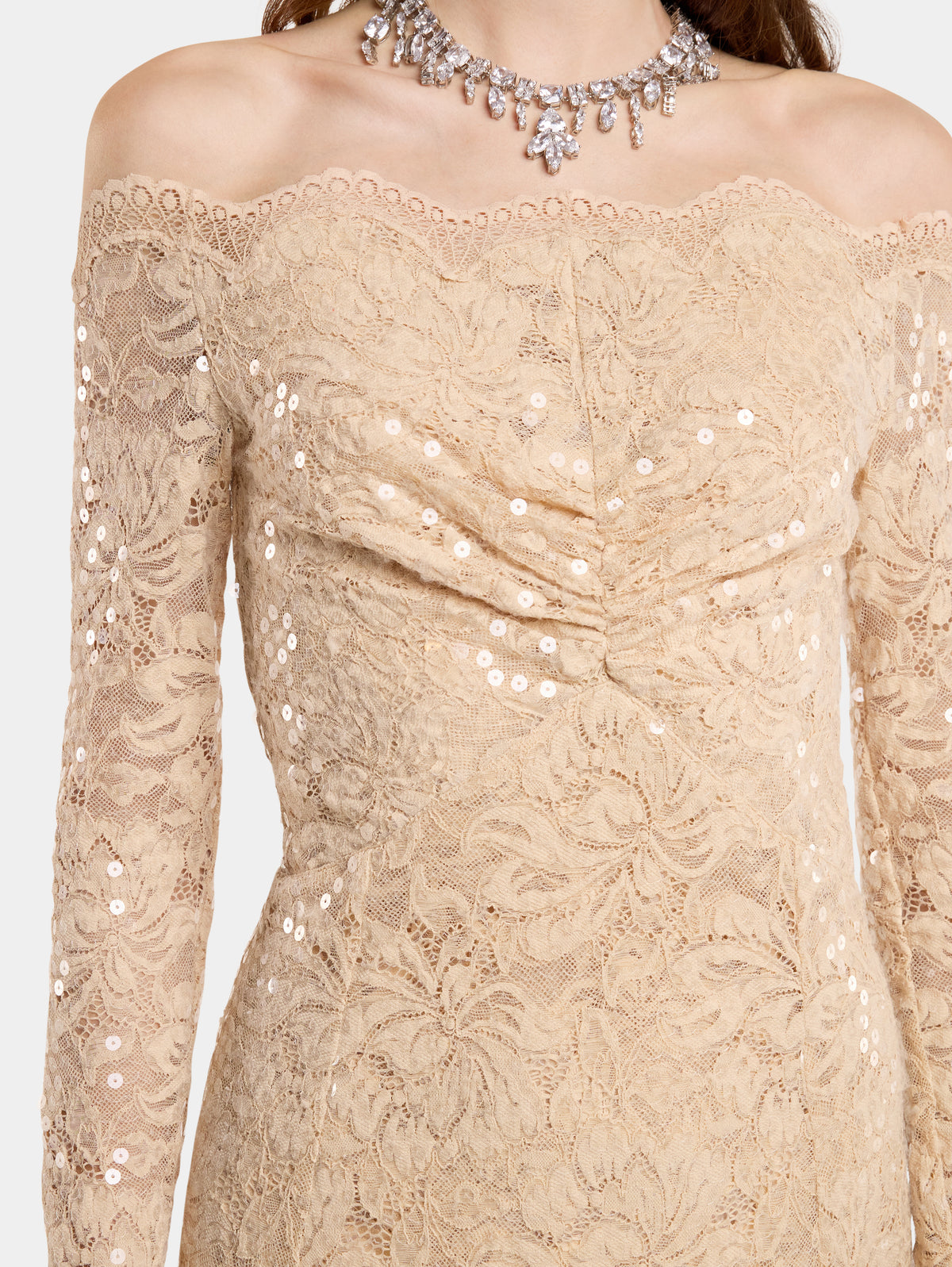 ROBE LONGUE EN DENTELLE à SEQUINS