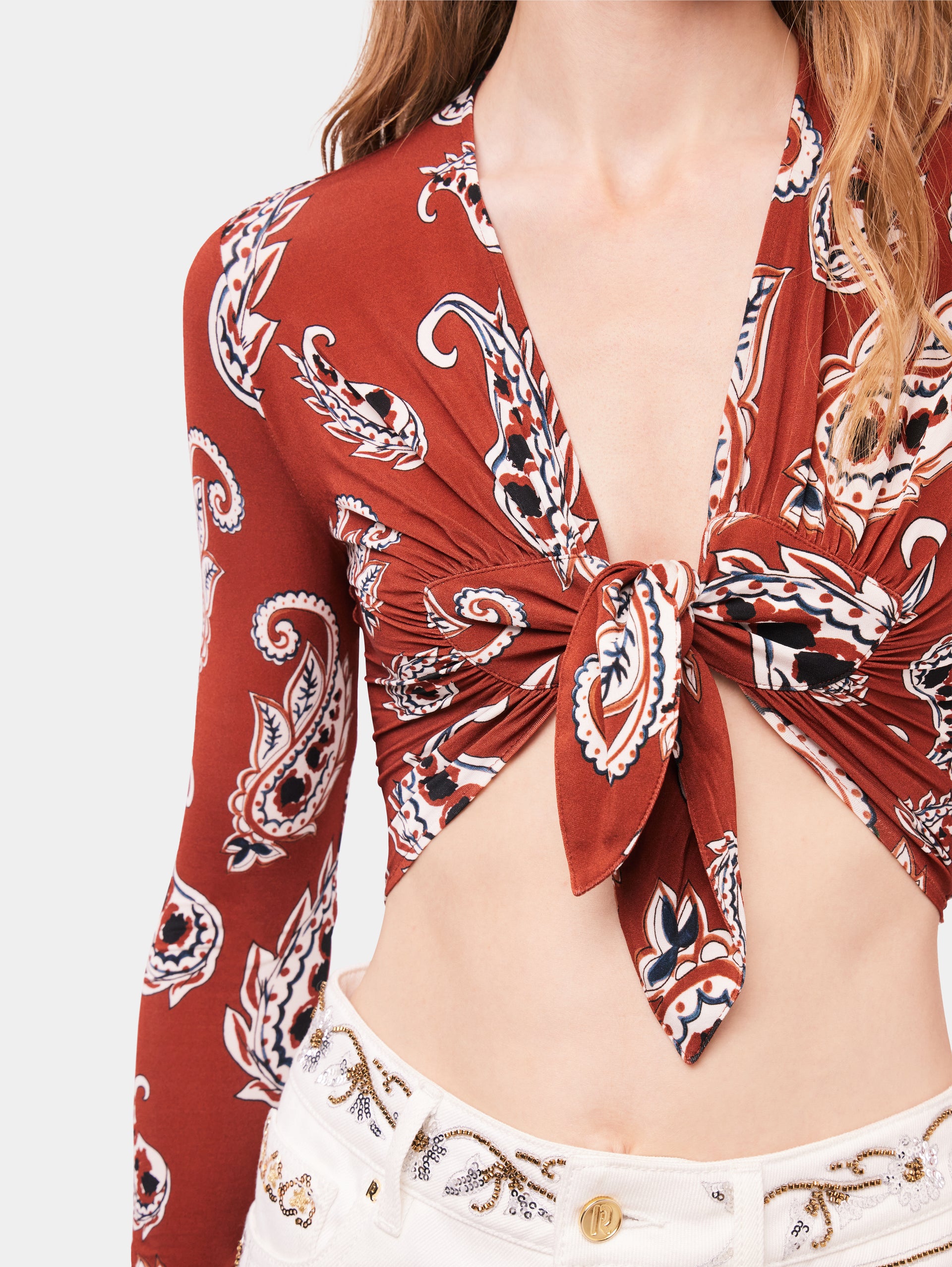 Crop top motif paisley à manches longues