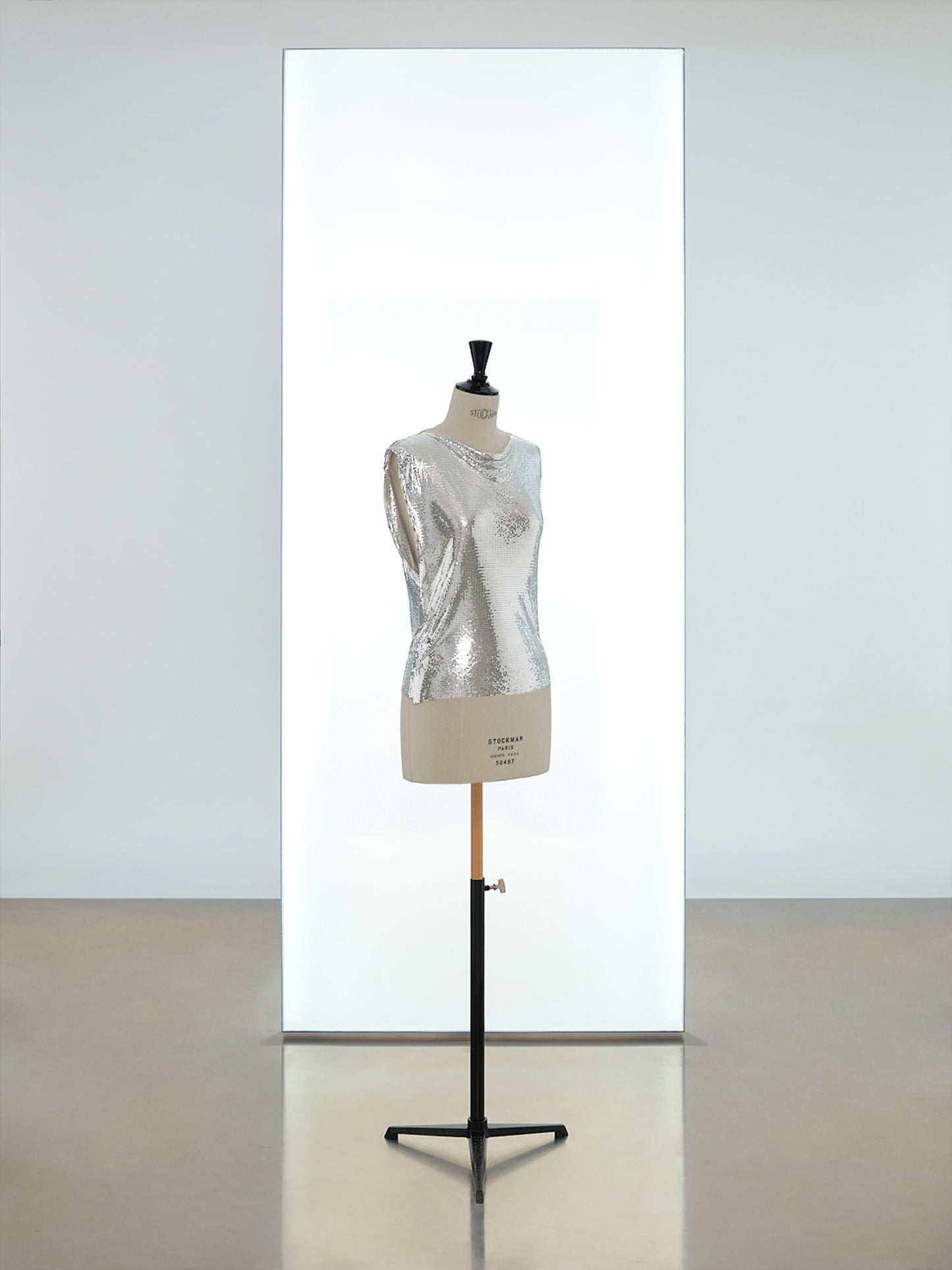 Sleevesless draped iconic mesh top