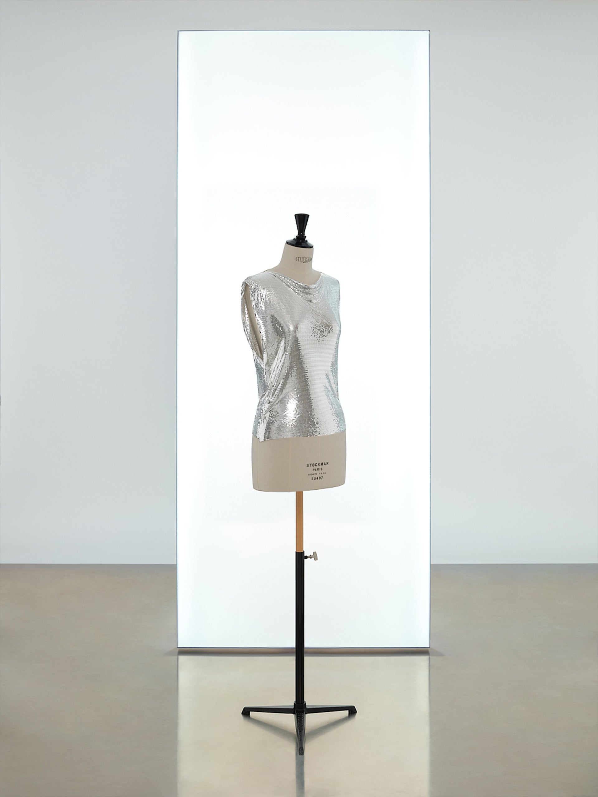 Sleevesless draped iconic mesh top